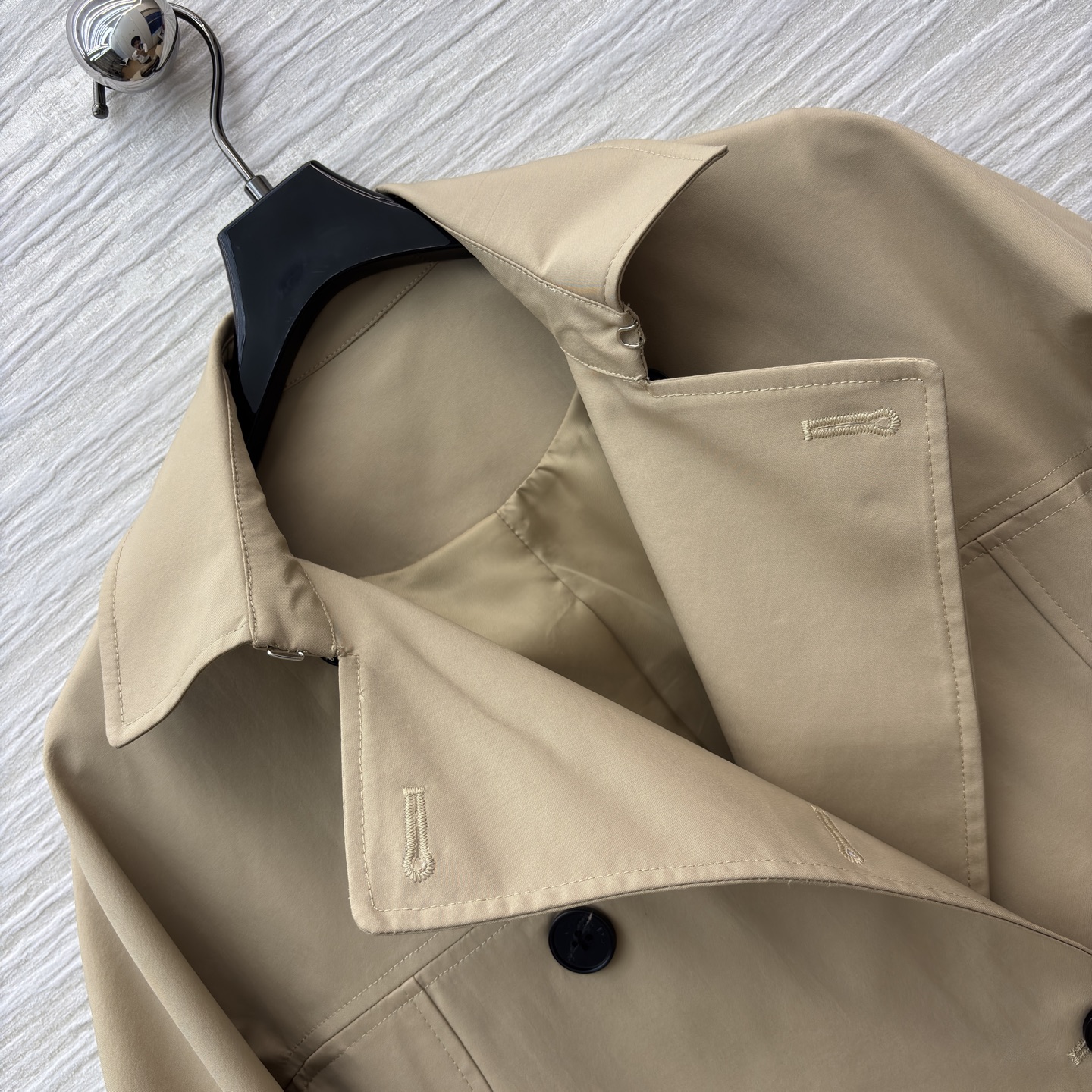 D家卡其色长款风衣 独特围领设计打破经典风衣的刻板印象 利落剪裁勾勒出慵懒又高级的腔调 卡其主调百搭不挑