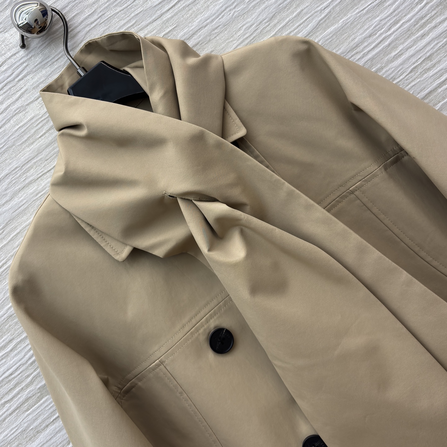 D家卡其色长款风衣 独特围领设计打破经典风衣的刻板印象 利落剪裁勾勒出慵懒又高级的腔调 卡其主调百搭不挑