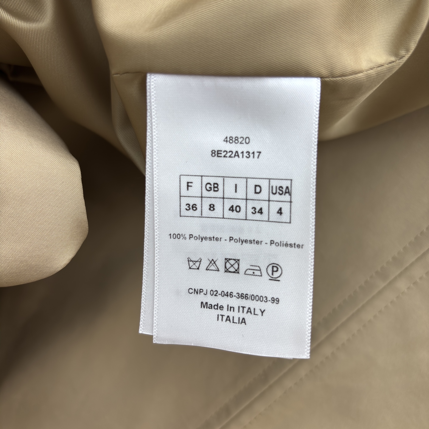 D家卡其色长款风衣 独特围领设计打破经典风衣的刻板印象 利落剪裁勾勒出慵懒又高级的腔调 卡其主调百搭不挑