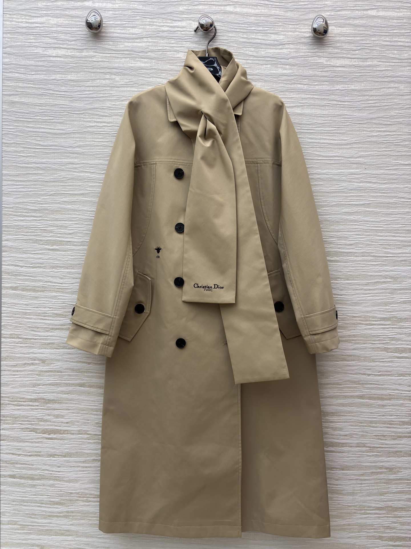 D家卡其色长款风衣 独特围领设计打破经典风衣的刻板印象 利落剪裁勾勒出慵懒又高级的腔调 卡其主调百搭不挑