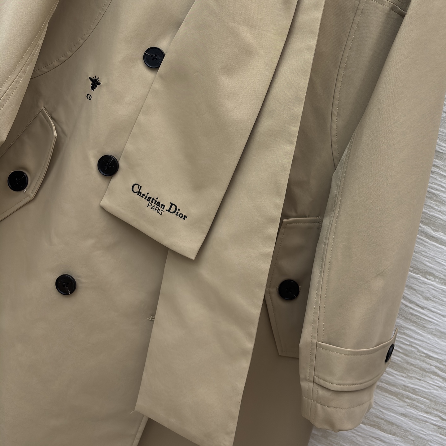 D家卡其色长款风衣 独特围领设计打破经典风衣的刻板印象 利落剪裁勾勒出慵懒又高级的腔调 卡其主调百搭不挑