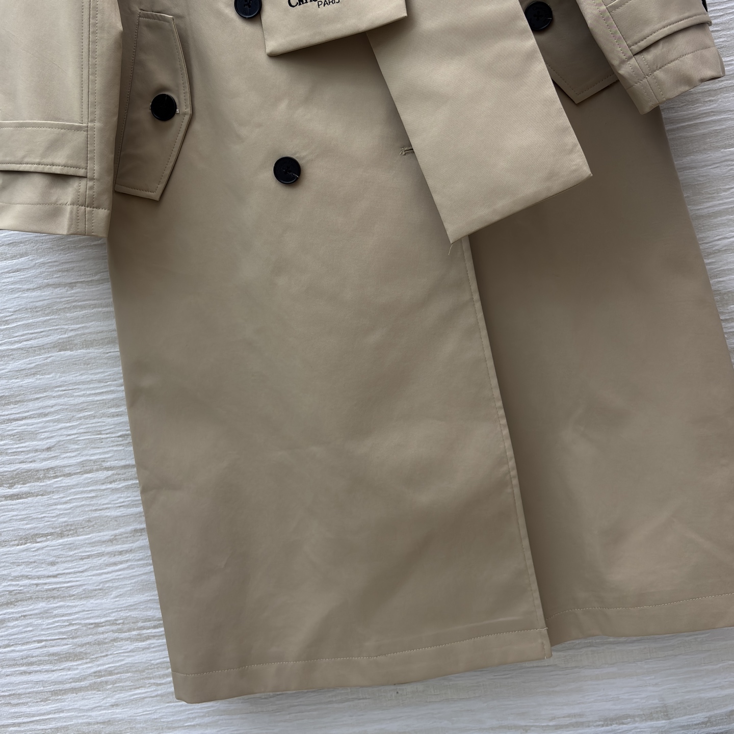 D家卡其色长款风衣 独特围领设计打破经典风衣的刻板印象 利落剪裁勾勒出慵懒又高级的腔调 卡其主调百搭不挑