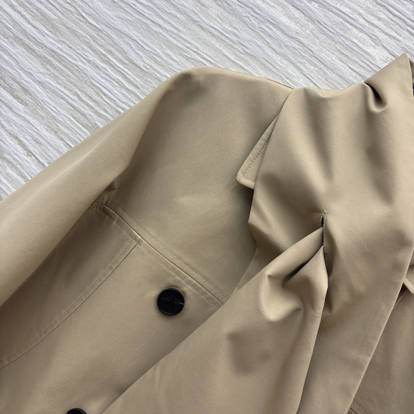 D家卡其色长款风衣 独特围领设计打破经典风衣的刻板印象 利落剪裁勾勒出慵懒又高级的腔调 卡其主调百搭不挑