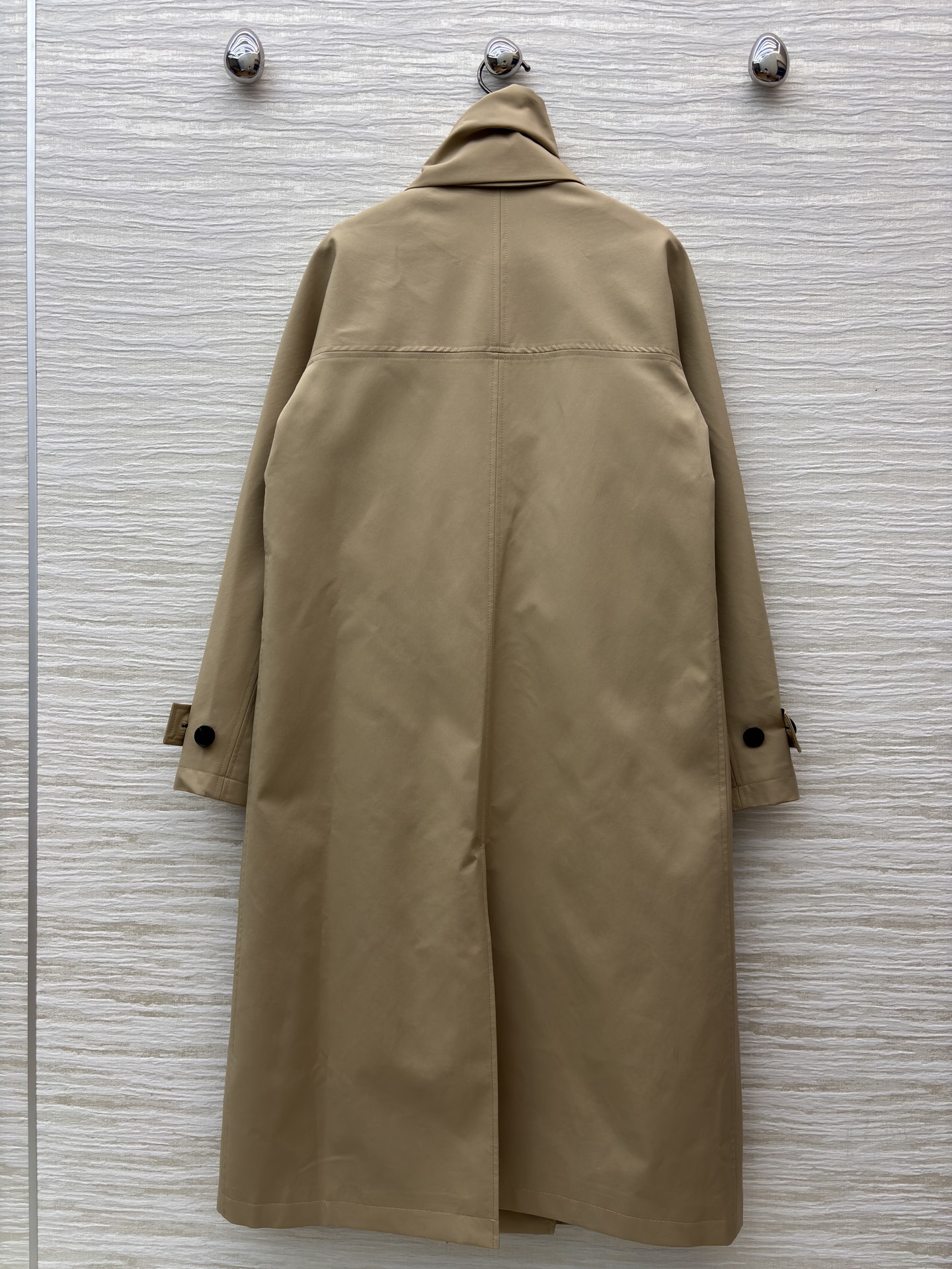 D家卡其色长款风衣 独特围领设计打破经典风衣的刻板印象 利落剪裁勾勒出慵懒又高级的腔调 卡其主调百搭不挑