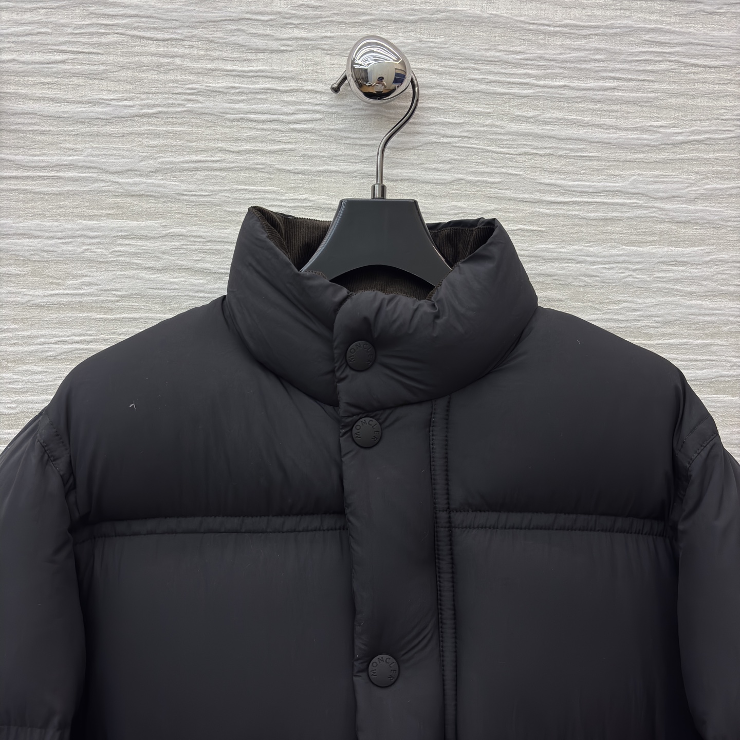 Mo经典黑立领羽绒服 版型利落不臃肿 男女同款适配各种身形 蓬松充绒锁温又时髦 冬日轻奢穿搭的硬核单品 