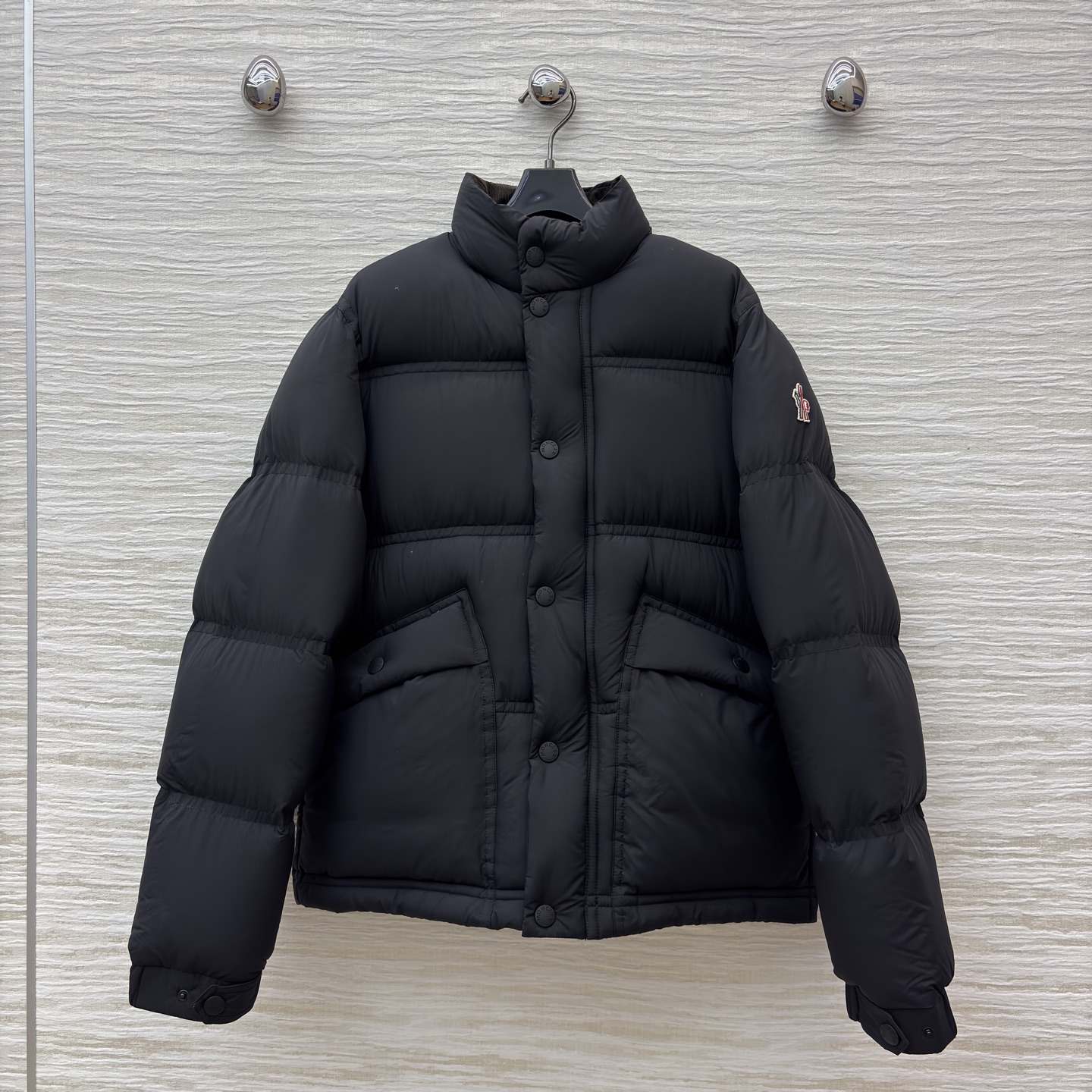 Mo经典黑立领羽绒服 版型利落不臃肿 男女同款适配各种身形 蓬松充绒锁温又时髦 冬日轻奢穿搭的硬核单品 