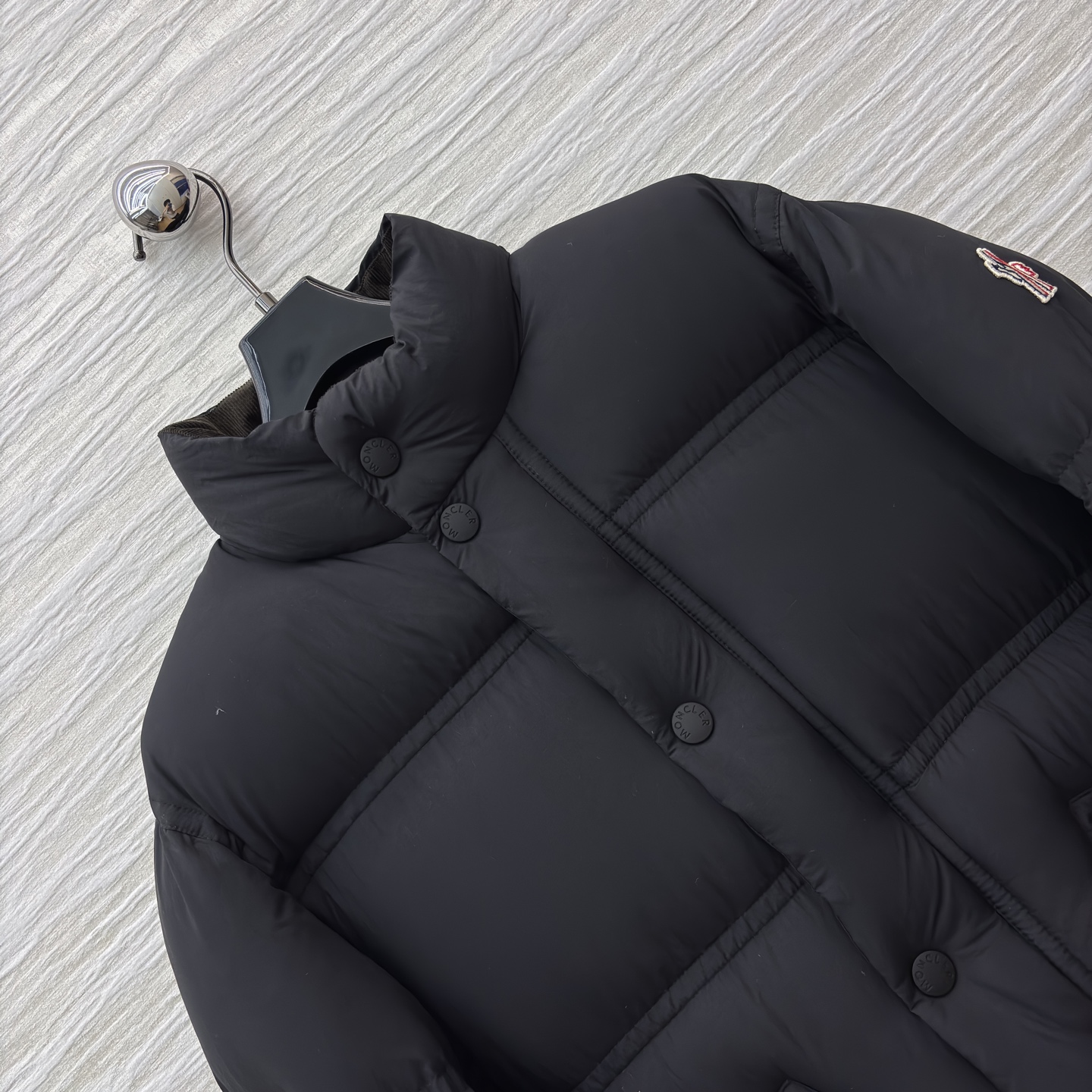 Mo经典黑立领羽绒服 版型利落不臃肿 男女同款适配各种身形 蓬松充绒锁温又时髦 冬日轻奢穿搭的硬核单品 