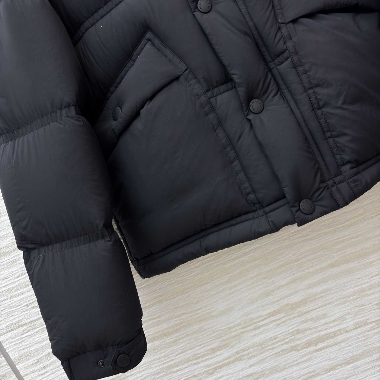 Mo经典黑立领羽绒服 版型利落不臃肿 男女同款适配各种身形 蓬松充绒锁温又时髦 冬日轻奢穿搭的硬核单品 