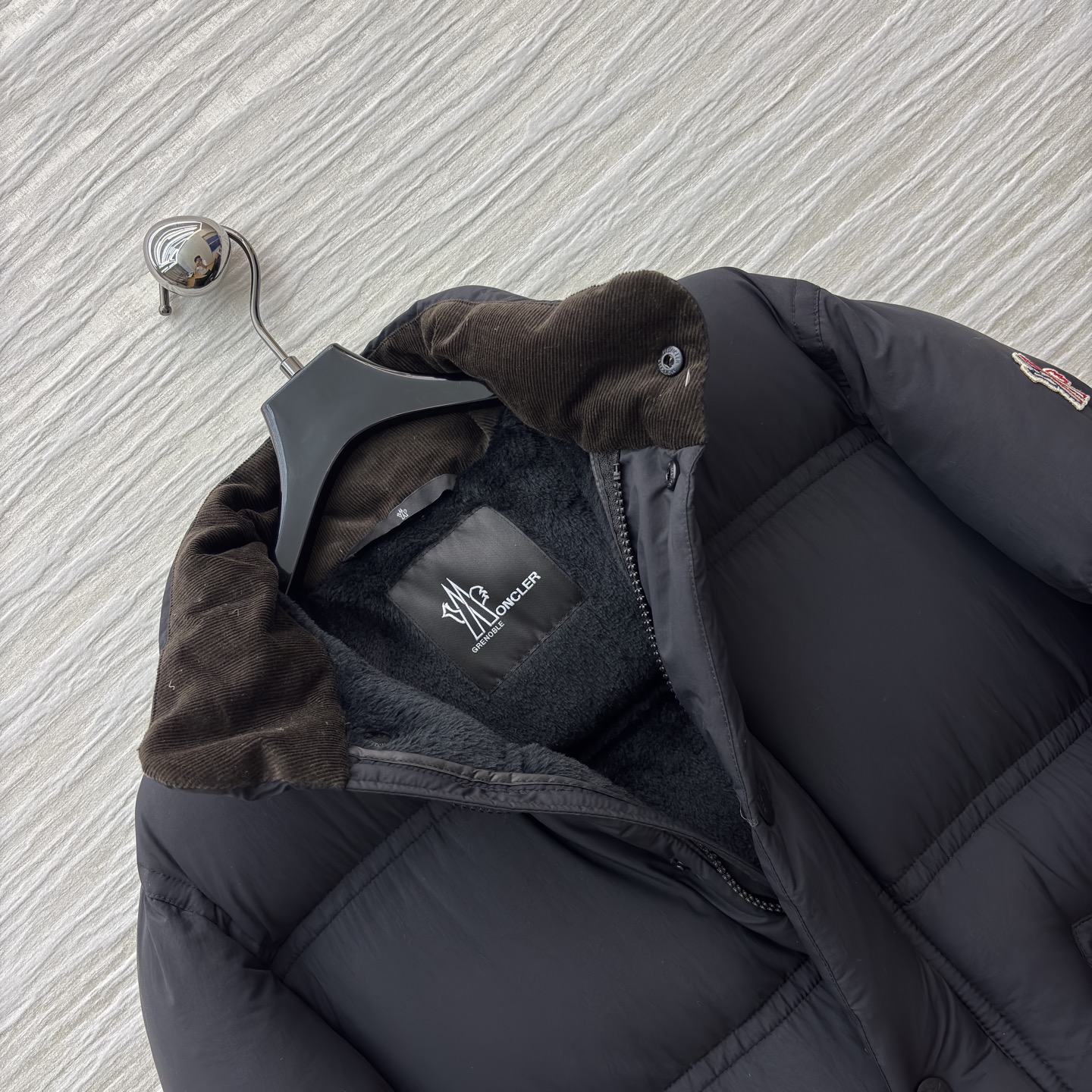 Mo经典黑立领羽绒服 版型利落不臃肿 男女同款适配各种身形 蓬松充绒锁温又时髦 冬日轻奢穿搭的硬核单品 