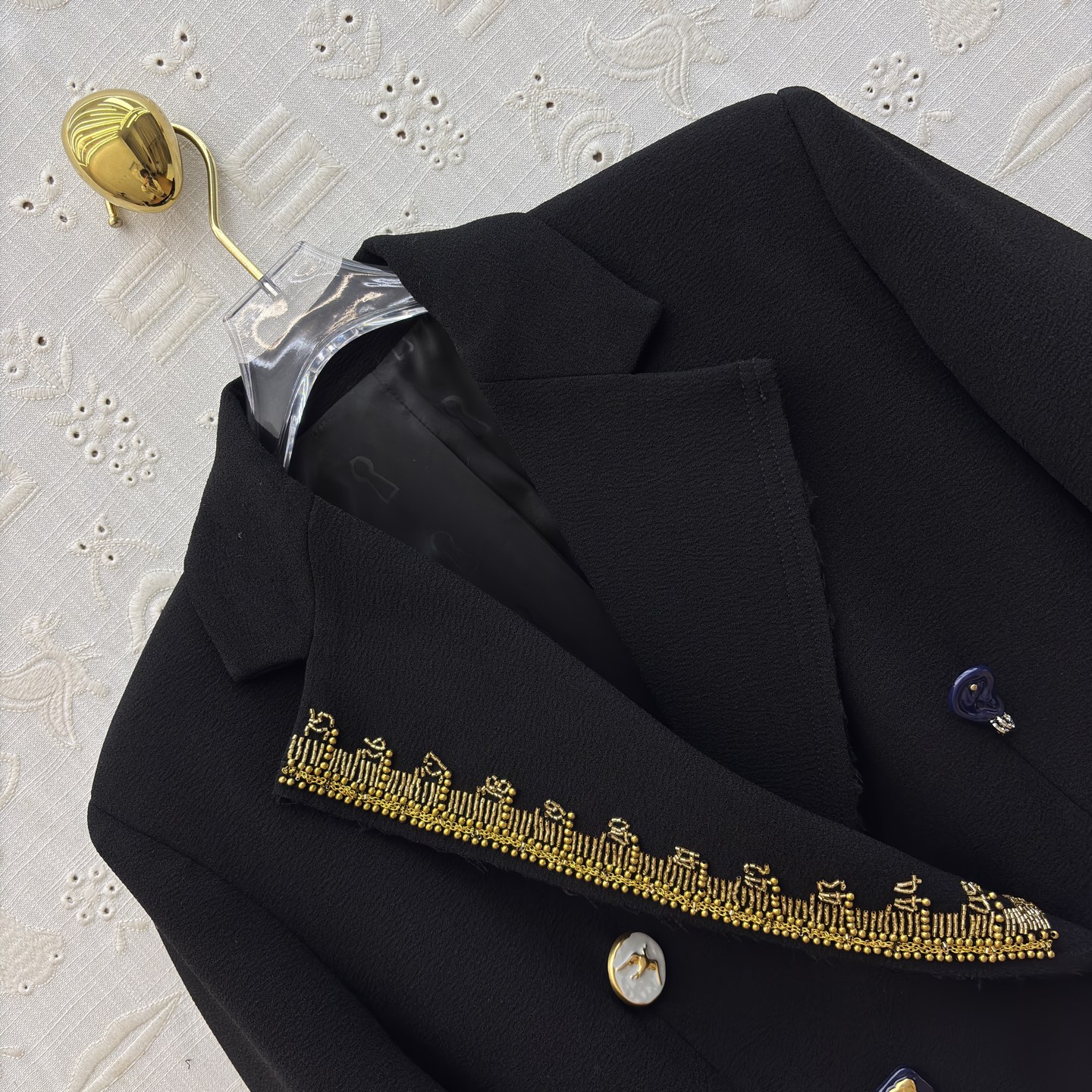 Sch 26早春 经典长款异形扣西装大衣 金线尺寸刺绣镶边点睛 双排扣设计勾勒利落线条 通勤气场拉满 质