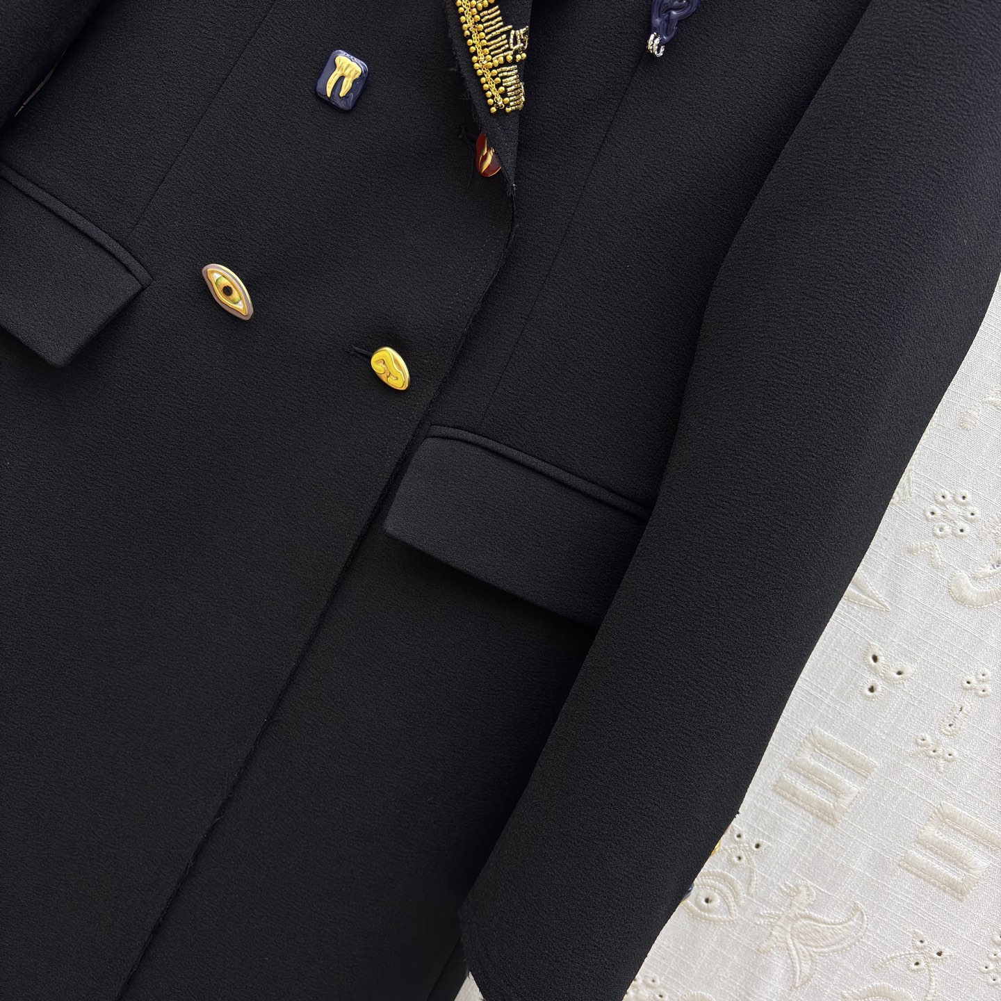 Sch 26早春 经典长款异形扣西装大衣 金线尺寸刺绣镶边点睛 双排扣设计勾勒利落线条 通勤气场拉满 质