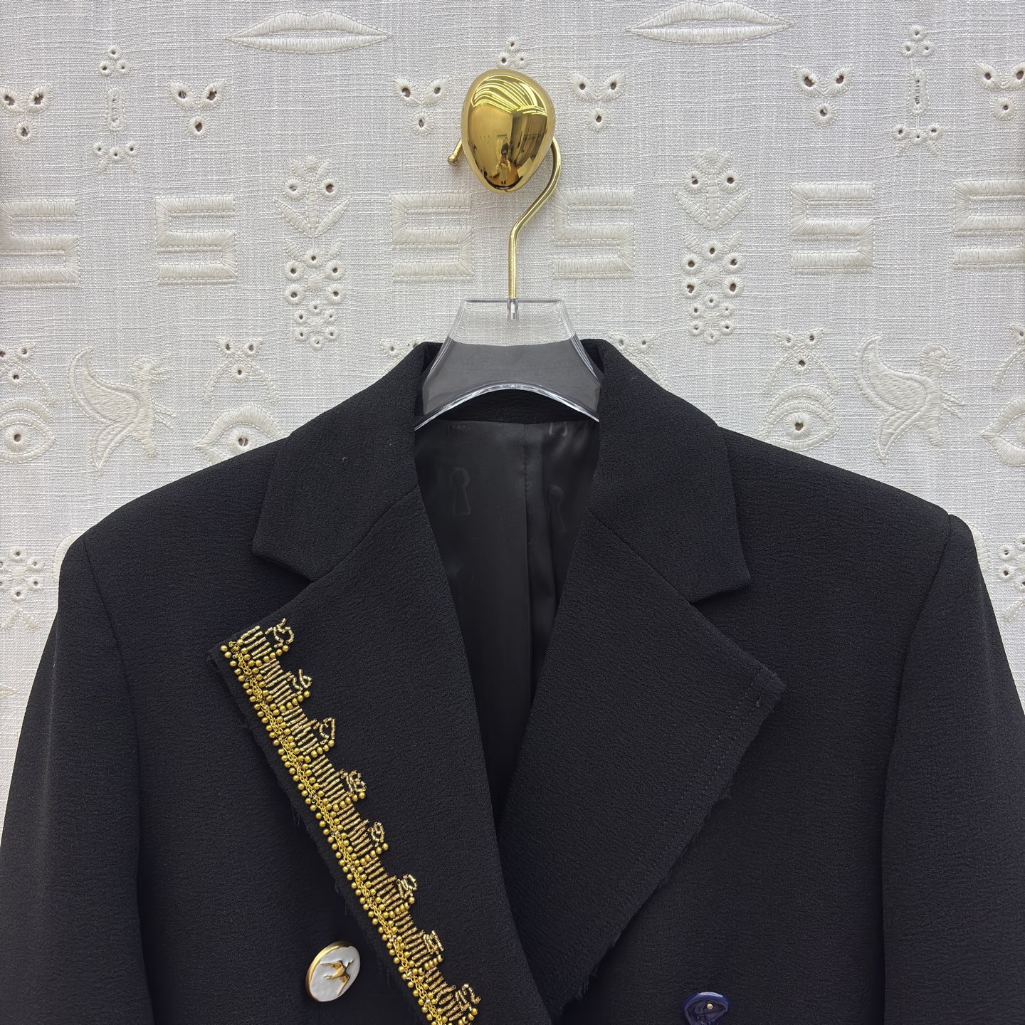 Sch 26早春 经典长款异形扣西装大衣 金线尺寸刺绣镶边点睛 双排扣设计勾勒利落线条 通勤气场拉满 质