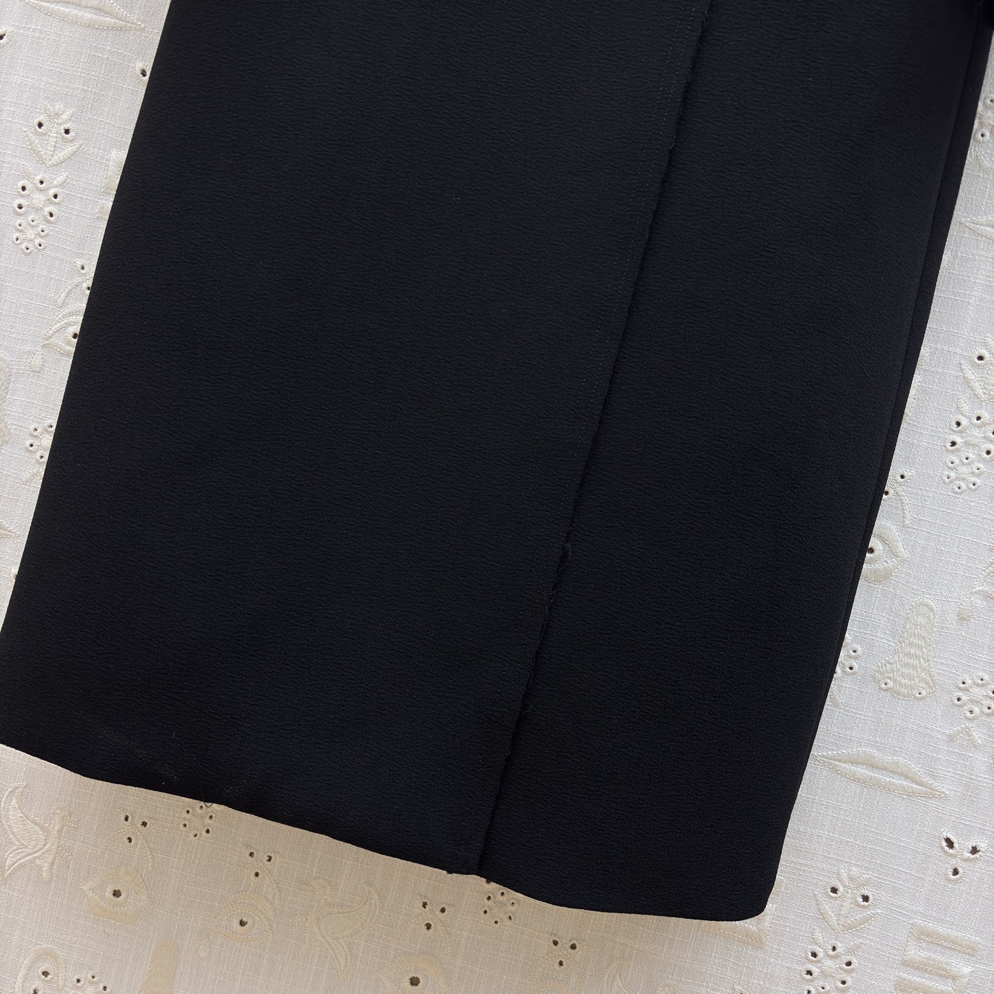 Sch 26早春 经典长款异形扣西装大衣 金线尺寸刺绣镶边点睛 双排扣设计勾勒利落线条 通勤气场拉满 质