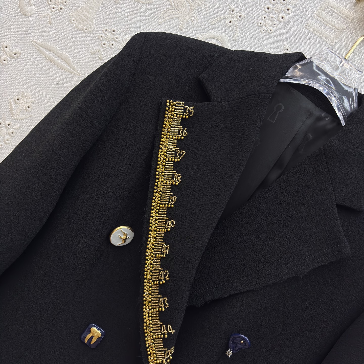 Sch 26早春 经典长款异形扣西装大衣 金线尺寸刺绣镶边点睛 双排扣设计勾勒利落线条 通勤气场拉满 质