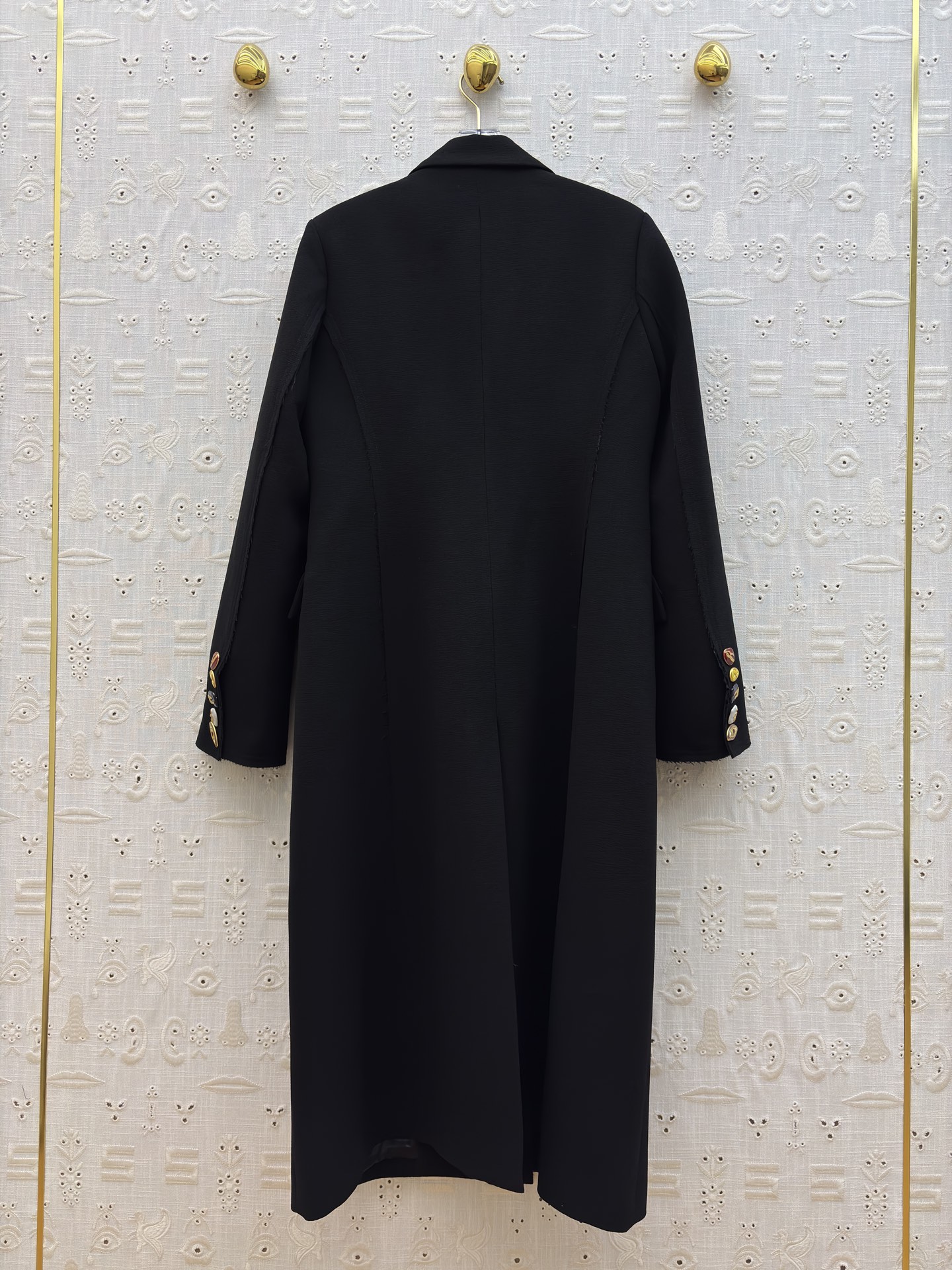 Sch 26早春 经典长款异形扣西装大衣 金线尺寸刺绣镶边点睛 双排扣设计勾勒利落线条 通勤气场拉满 质