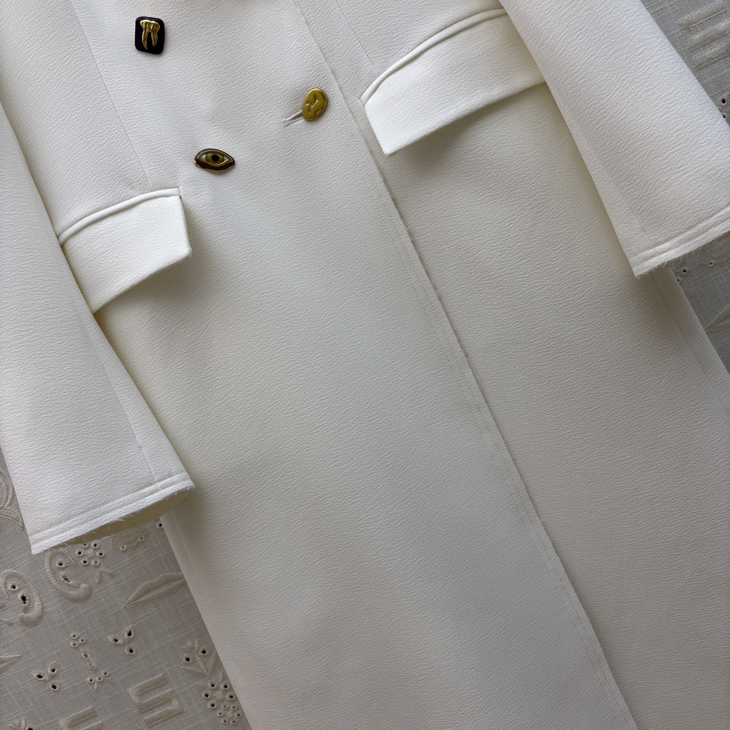 Sch 26早春 经典长款异形扣西装大衣 金线尺寸刺绣镶边点睛 双排扣设计勾勒利落线条 通勤气场拉满 质