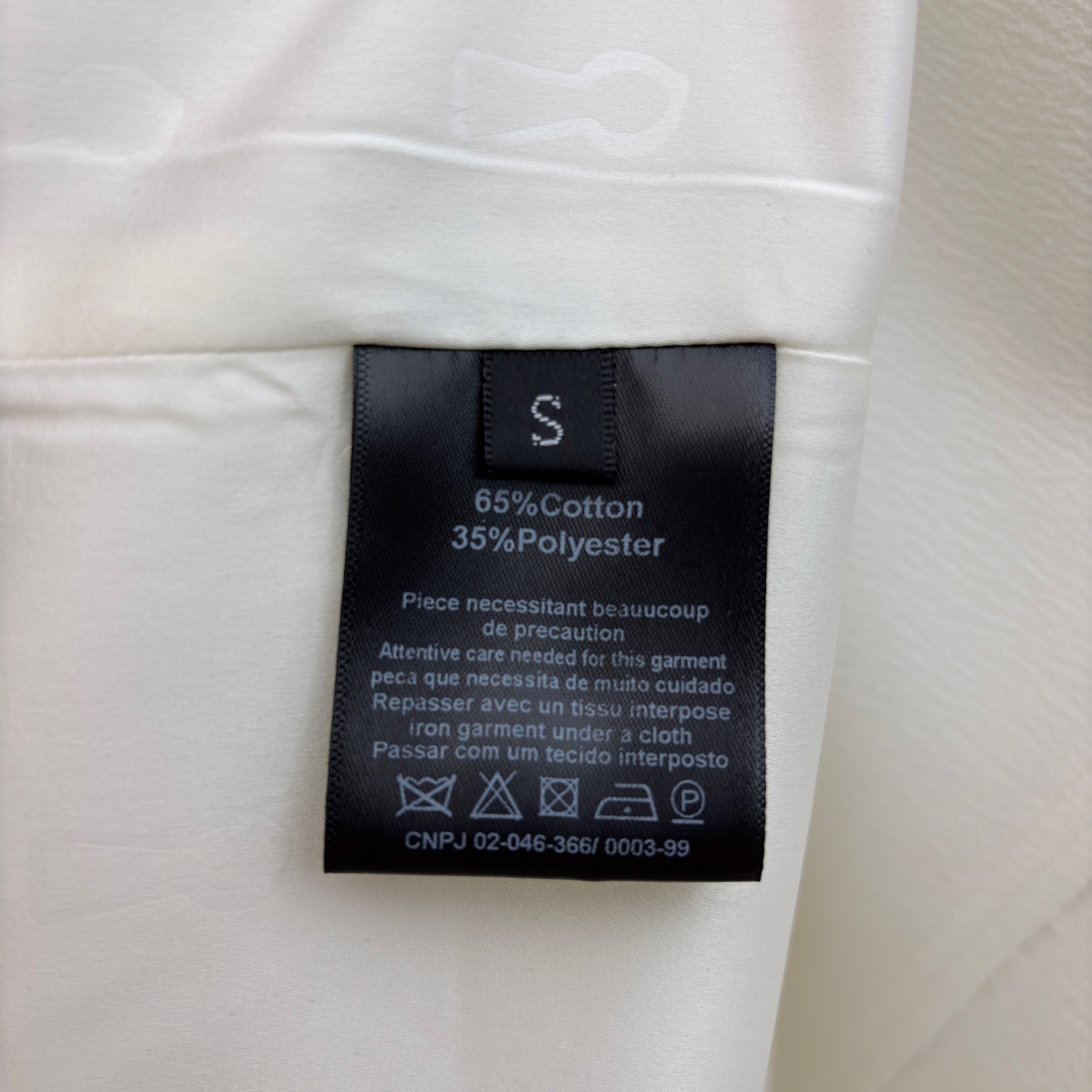 Sch 26早春 经典长款异形扣西装大衣 金线尺寸刺绣镶边点睛 双排扣设计勾勒利落线条 通勤气场拉满 质