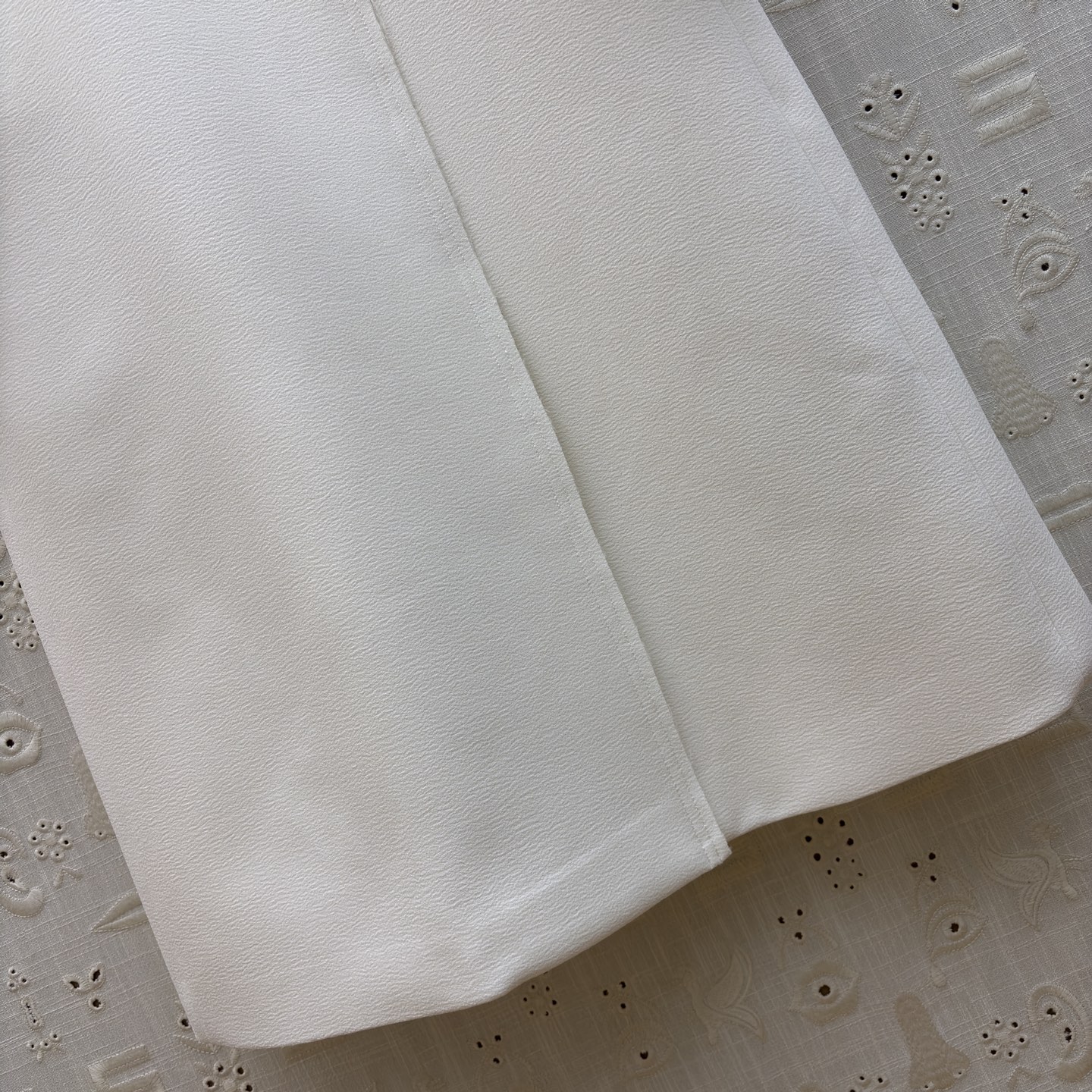 Sch 26早春 经典长款异形扣西装大衣 金线尺寸刺绣镶边点睛 双排扣设计勾勒利落线条 通勤气场拉满 质