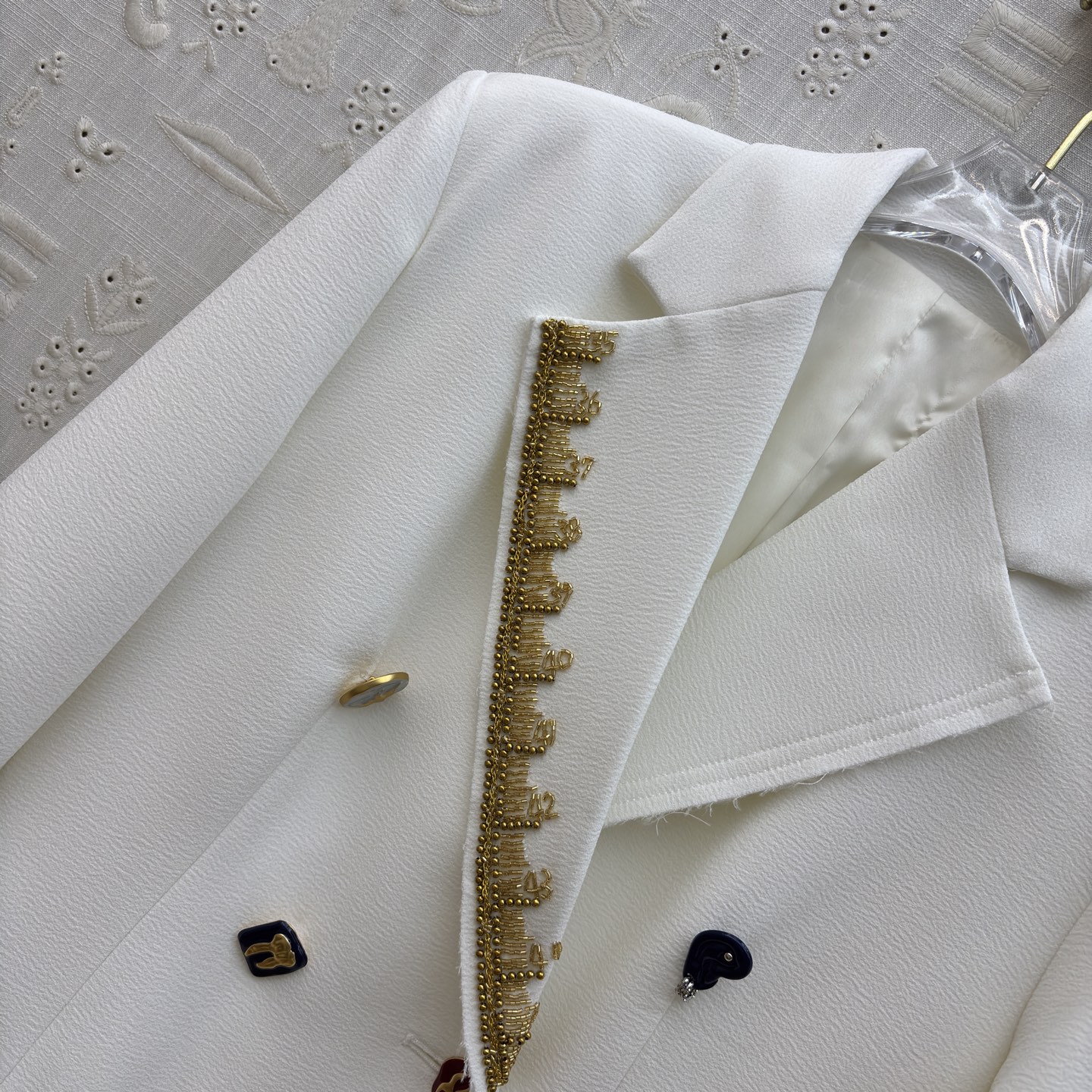 Sch 26早春 经典长款异形扣西装大衣 金线尺寸刺绣镶边点睛 双排扣设计勾勒利落线条 通勤气场拉满 质