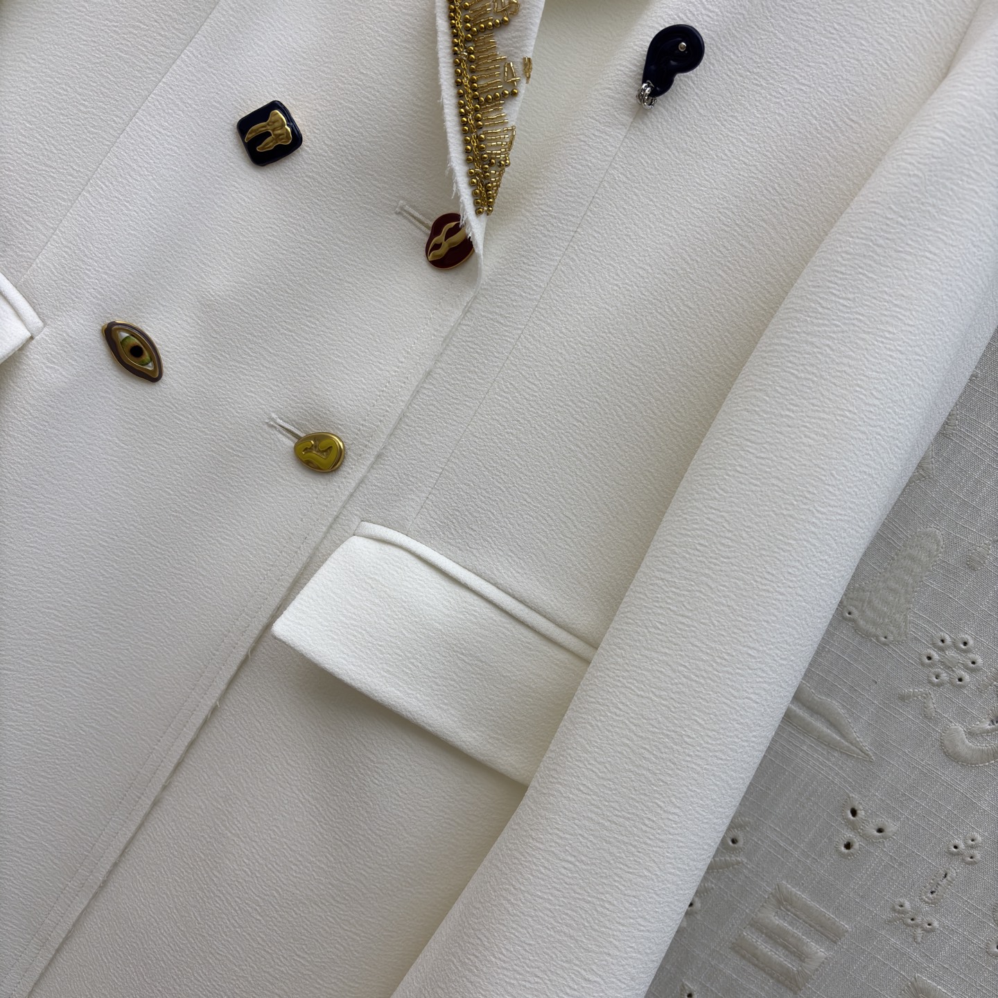 Sch 26早春 经典长款异形扣西装大衣 金线尺寸刺绣镶边点睛 双排扣设计勾勒利落线条 通勤气场拉满 质