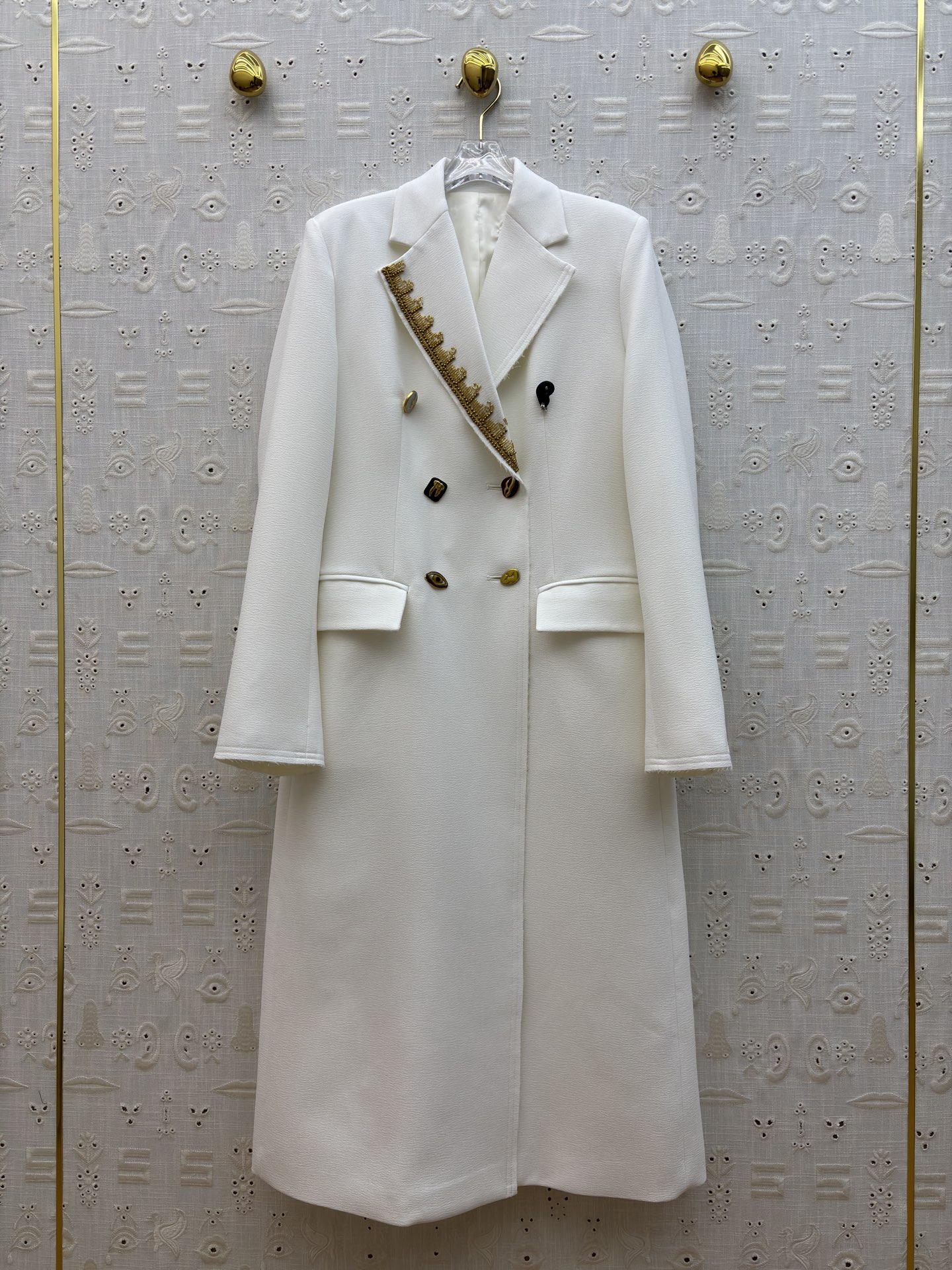 Sch 26早春 经典长款异形扣西装大衣 金线尺寸刺绣镶边点睛 双排扣设计勾勒利落线条 通勤气场拉满 质