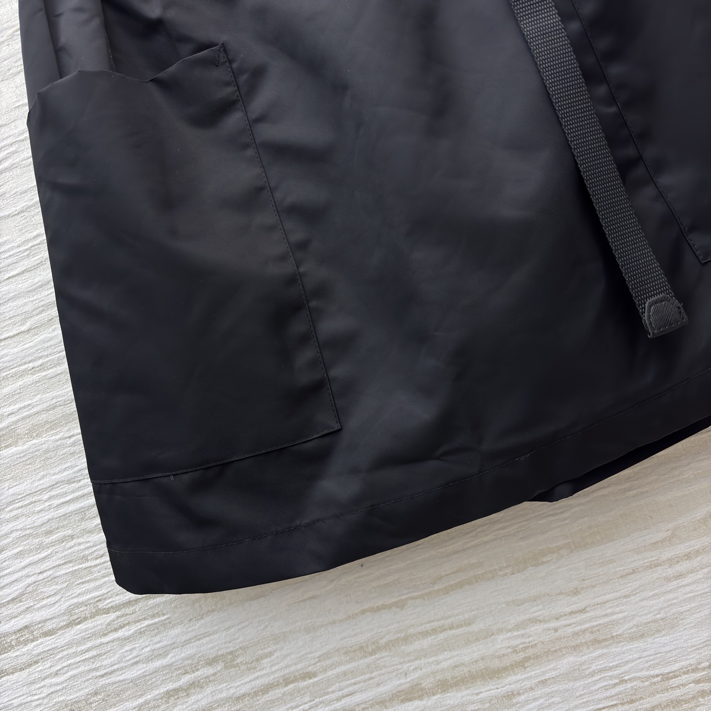 P家短袖衬衫搭配黑色短裙 短袖衬衫翻领单排扣设计 短裙腰间有抽绳设计 两侧有口袋 简约工装风 基础百搭款