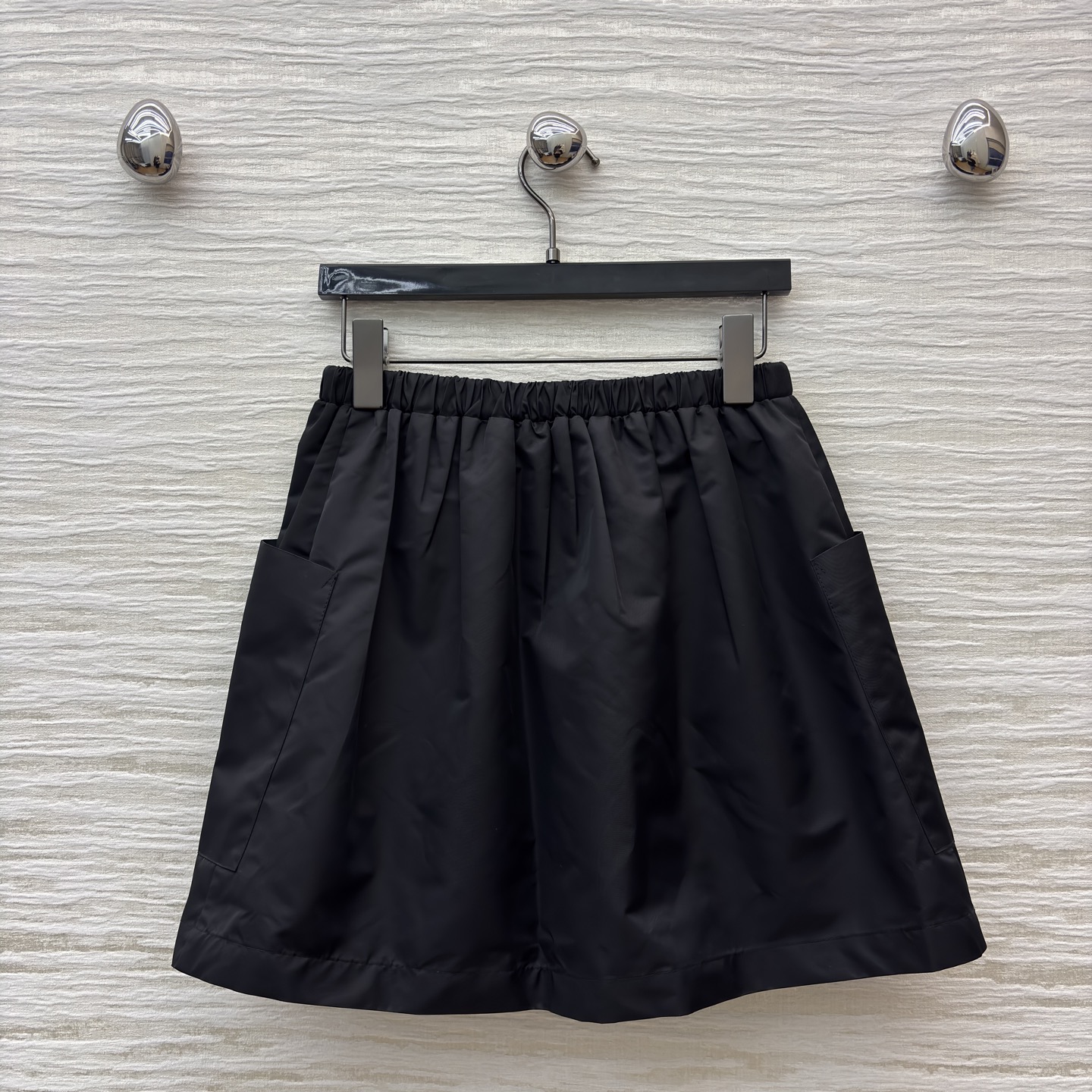 P家短袖衬衫搭配黑色短裙 短袖衬衫翻领单排扣设计 短裙腰间有抽绳设计 两侧有口袋 简约工装风 基础百搭款