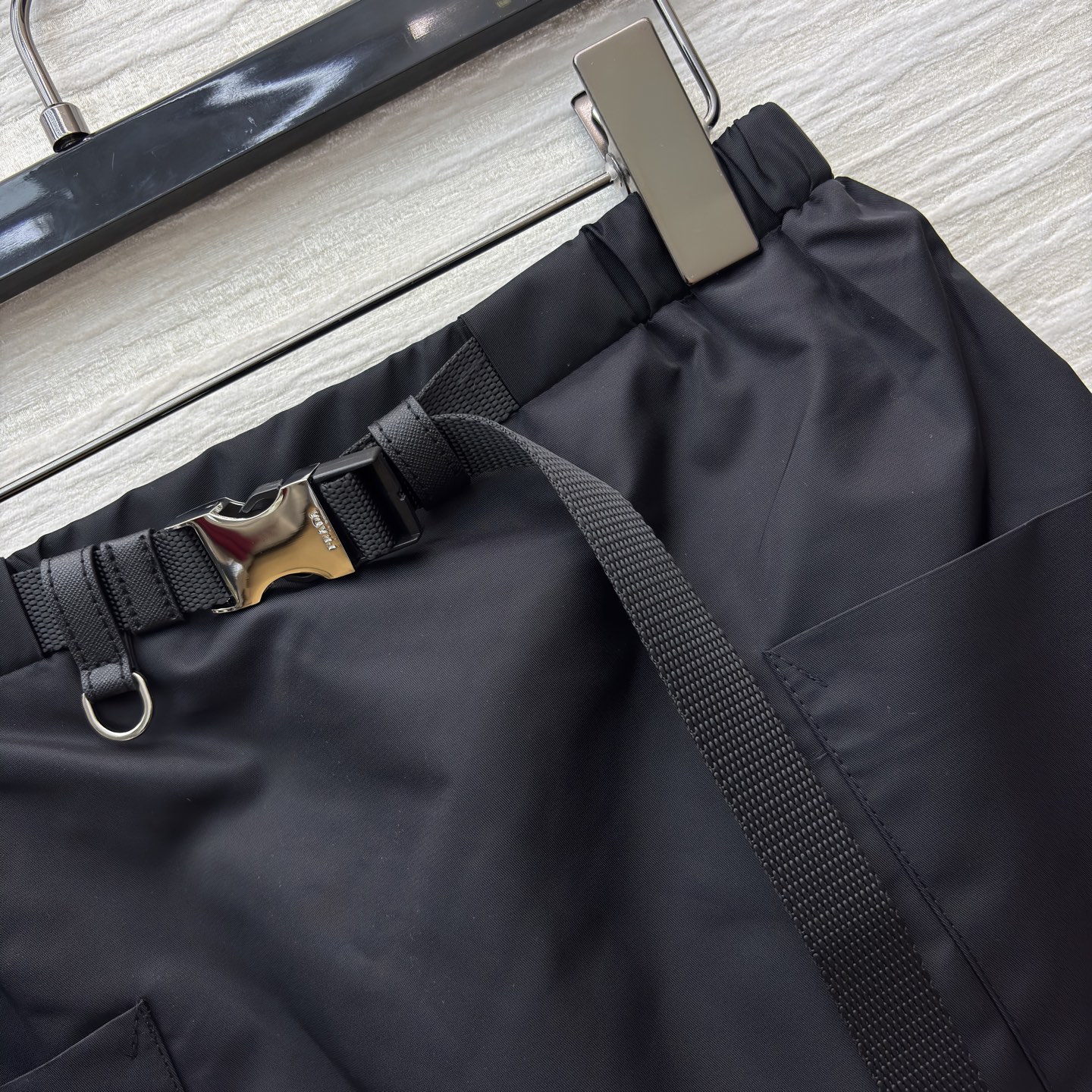 P家短袖衬衫搭配黑色短裙 短袖衬衫翻领单排扣设计 短裙腰间有抽绳设计 两侧有口袋 简约工装风 基础百搭款