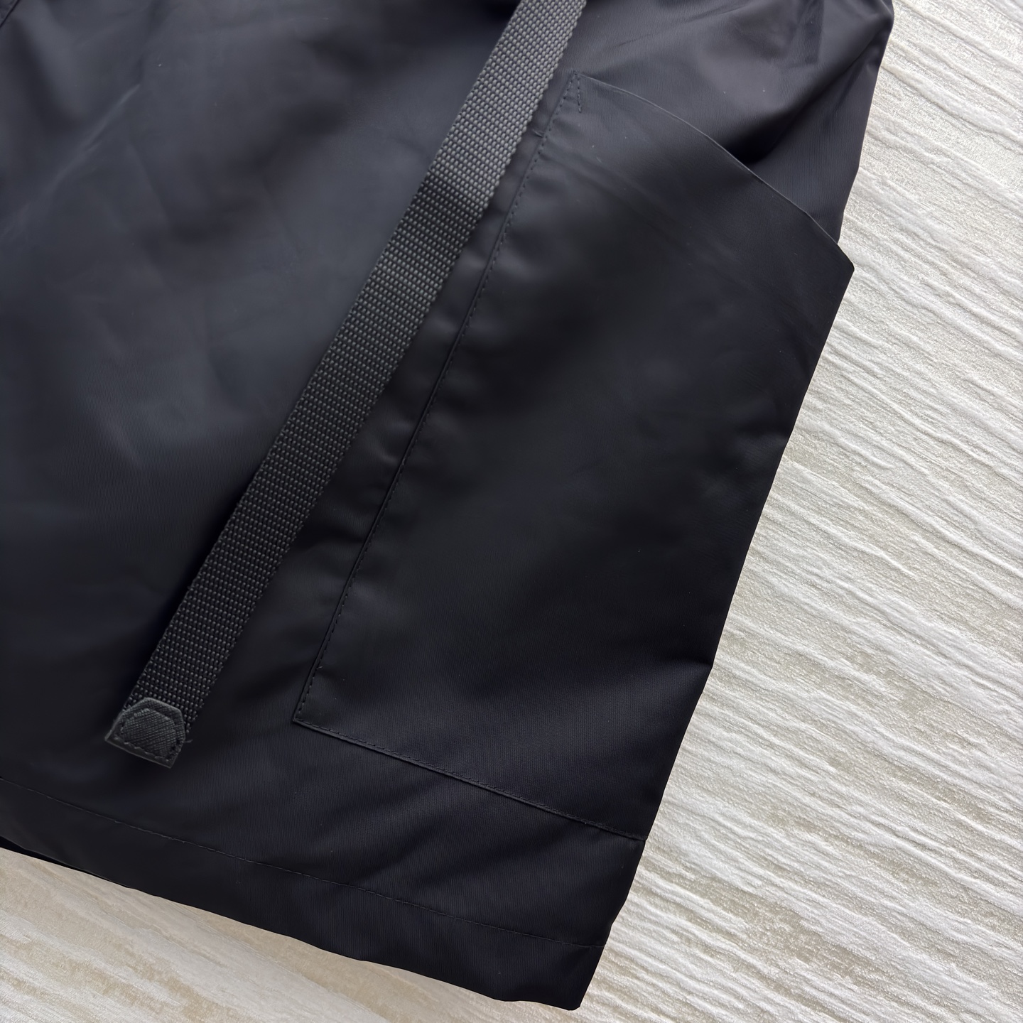 P家短袖衬衫搭配黑色短裙 短袖衬衫翻领单排扣设计 短裙腰间有抽绳设计 两侧有口袋 简约工装风 基础百搭款