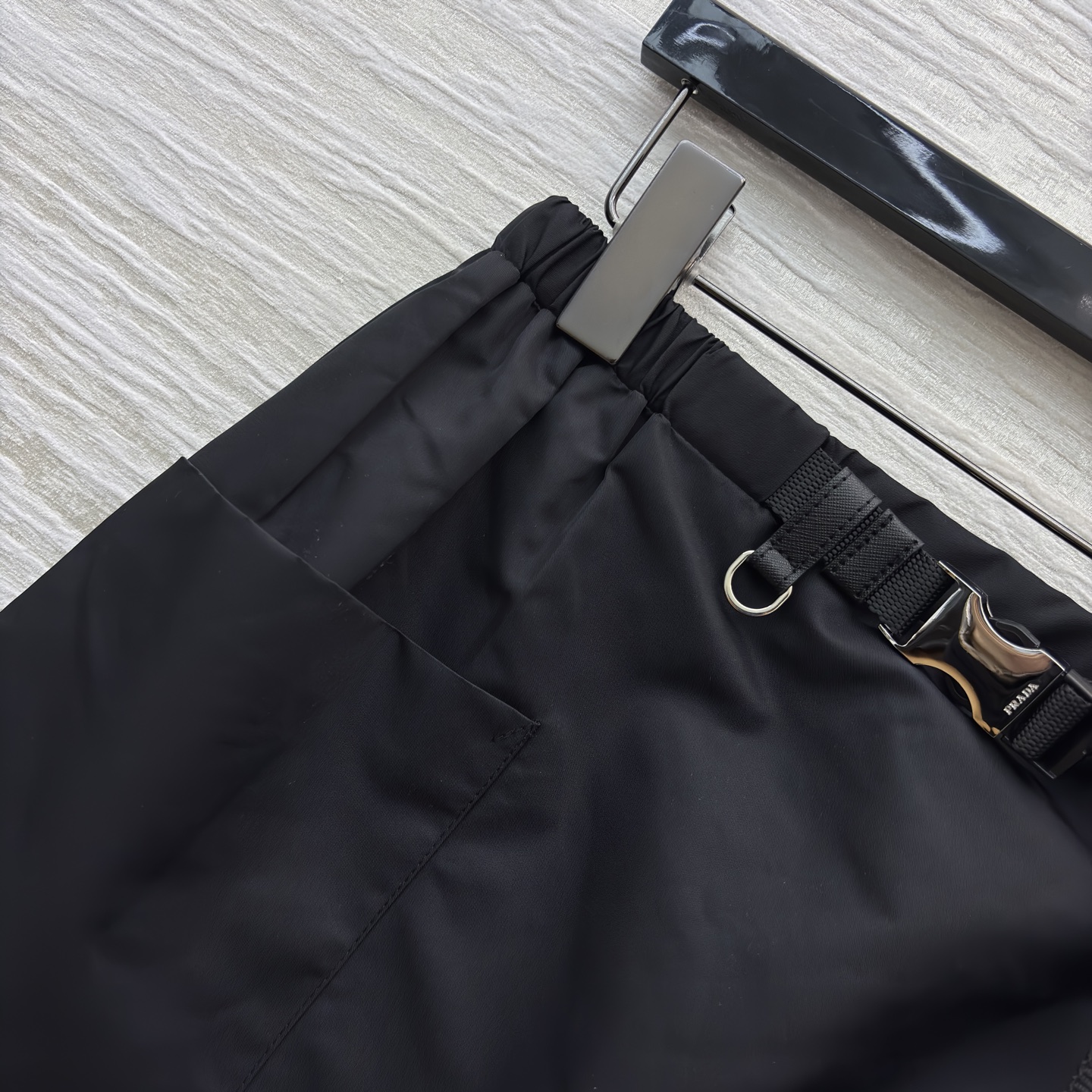 P家短袖衬衫搭配黑色短裙 短袖衬衫翻领单排扣设计 短裙腰间有抽绳设计 两侧有口袋 简约工装风 基础百搭款