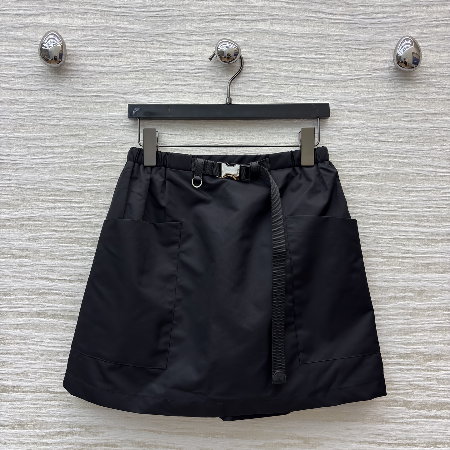 P家短袖衬衫搭配黑色短裙 短袖衬衫翻领单排扣设计 短裙腰间有抽绳设计 两侧有口袋 简约工装风 基础百搭款