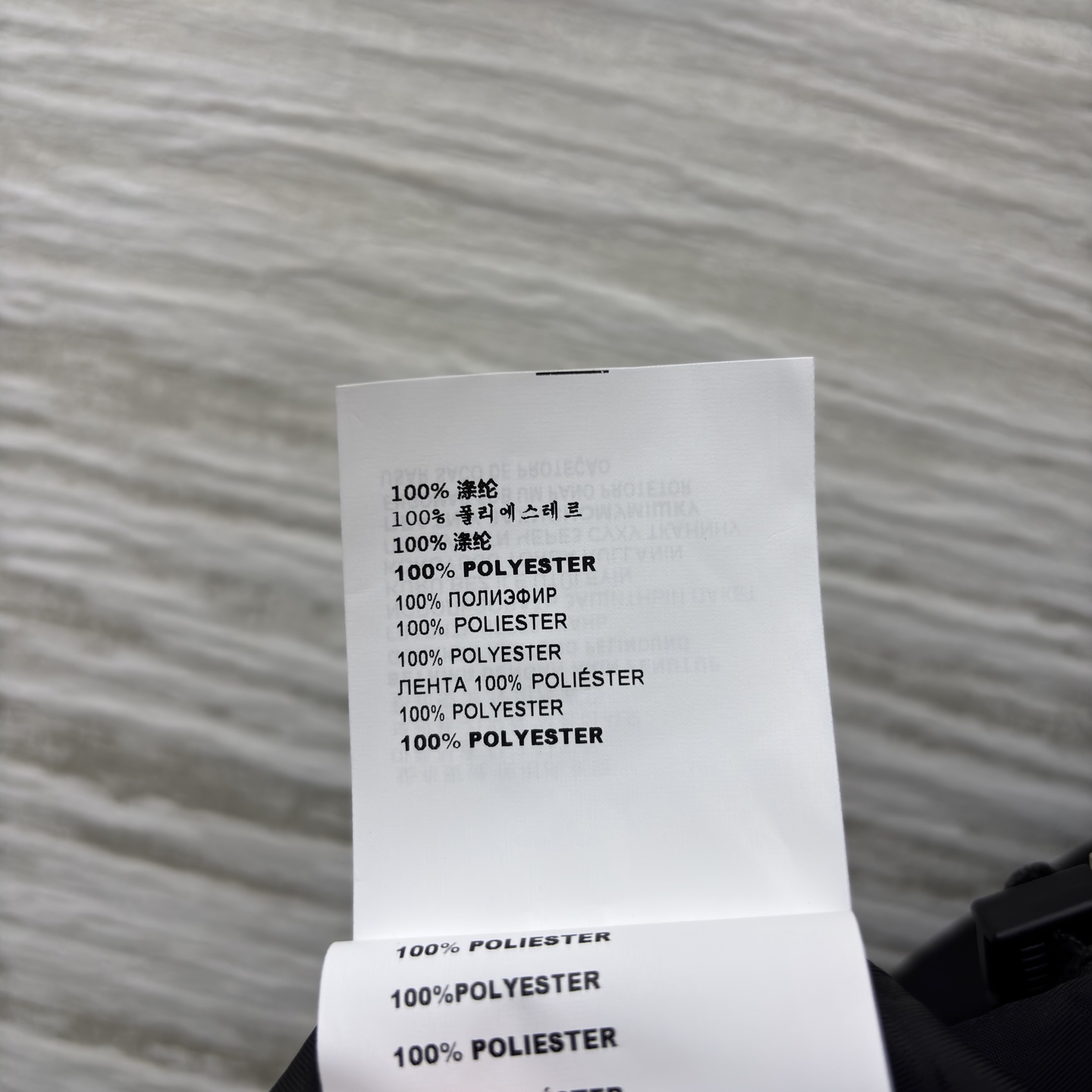 P家短袖衬衫搭配黑色短裙 短袖衬衫翻领单排扣设计 短裙腰间有抽绳设计 两侧有口袋 简约工装风 基础百搭款