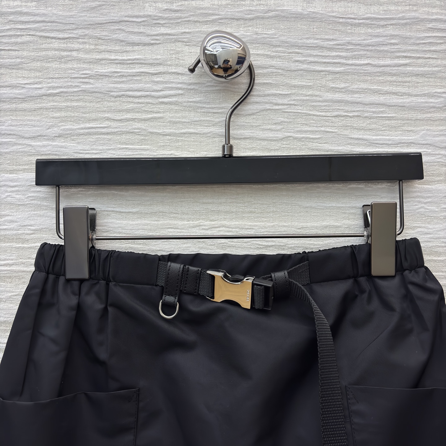 P家短袖衬衫搭配黑色短裙 短袖衬衫翻领单排扣设计 短裙腰间有抽绳设计 两侧有口袋 简约工装风 基础百搭款