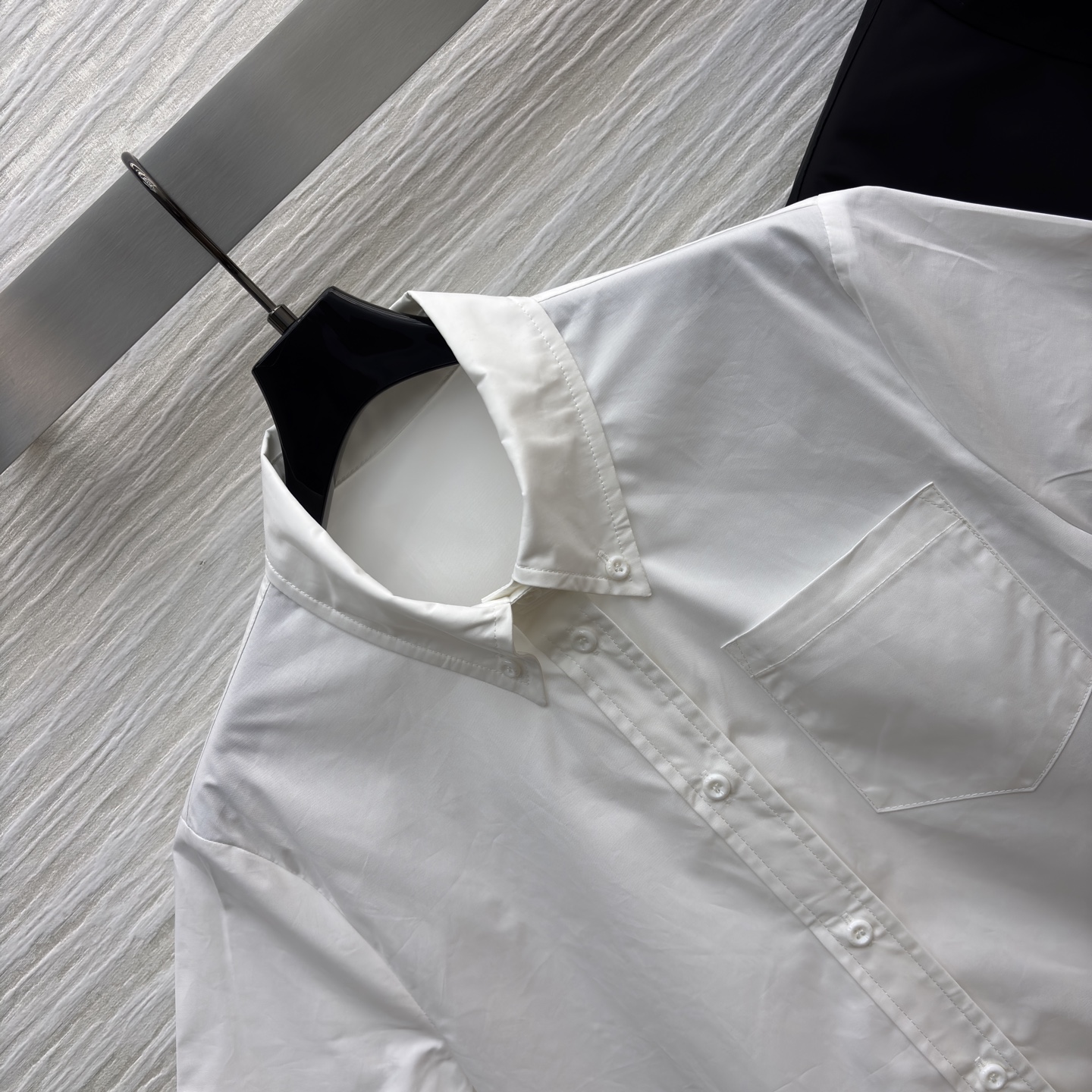 P家短袖衬衫搭配黑色短裙 短袖衬衫翻领单排扣设计 短裙腰间有抽绳设计 两侧有口袋 简约工装风 基础百搭款