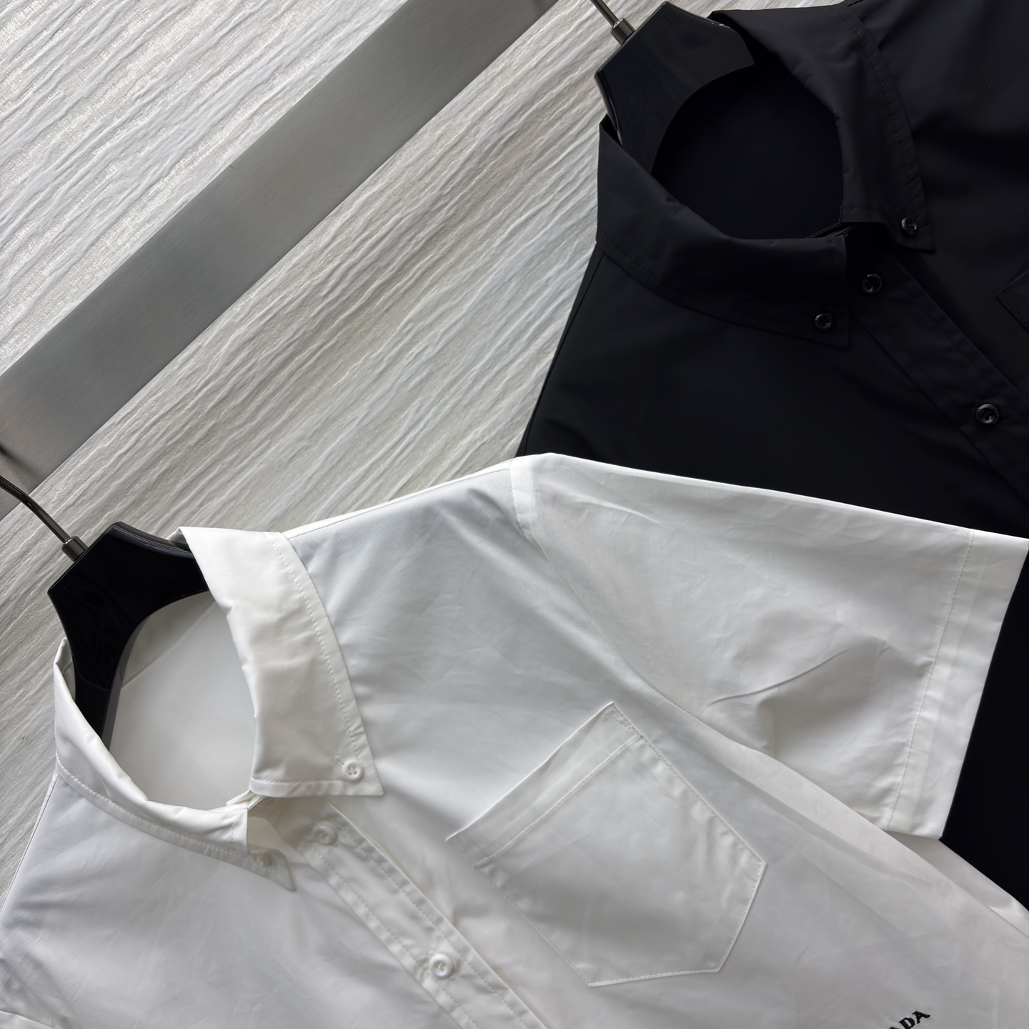 P家短袖衬衫搭配黑色短裙 短袖衬衫翻领单排扣设计 短裙腰间有抽绳设计 两侧有口袋 简约工装风 基础百搭款