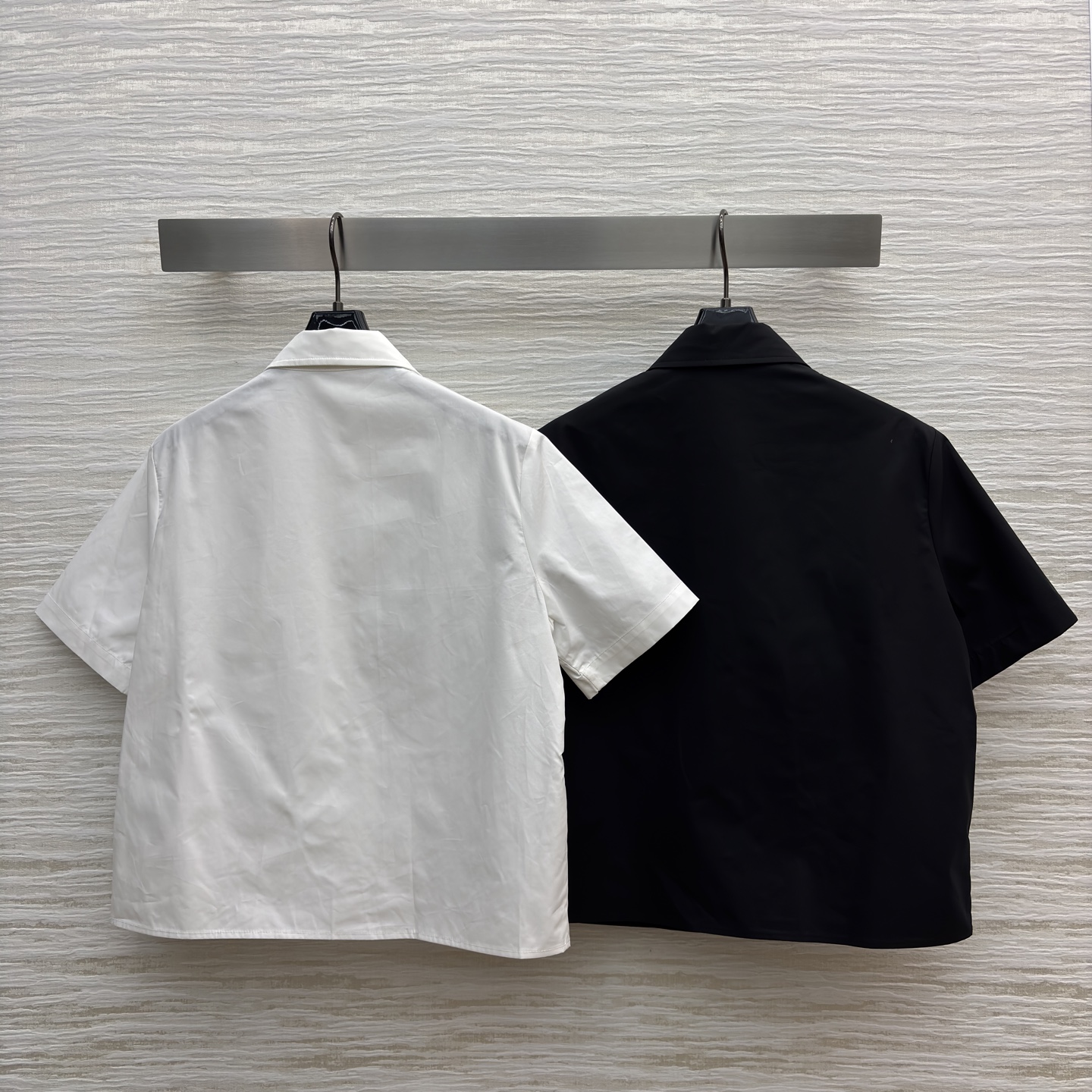P家短袖衬衫搭配黑色短裙 短袖衬衫翻领单排扣设计 短裙腰间有抽绳设计 两侧有口袋 简约工装风 基础百搭款