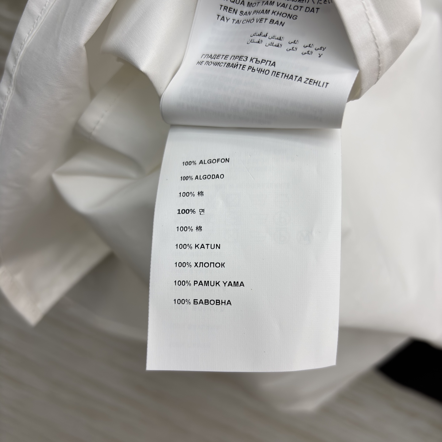 P家短袖衬衫搭配黑色短裙 短袖衬衫翻领单排扣设计 短裙腰间有抽绳设计 两侧有口袋 简约工装风 基础百搭款