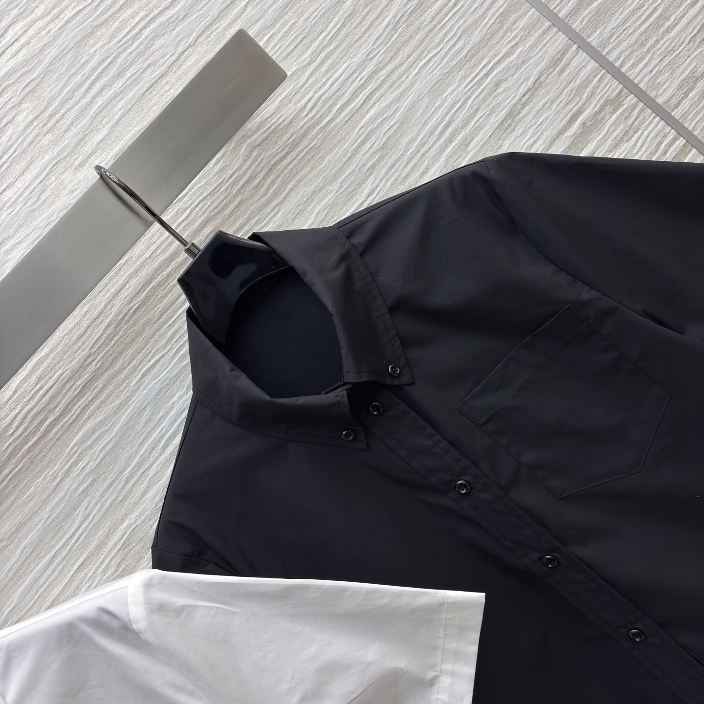 P家短袖衬衫搭配黑色短裙 短袖衬衫翻领单排扣设计 短裙腰间有抽绳设计 两侧有口袋 简约工装风 基础百搭款