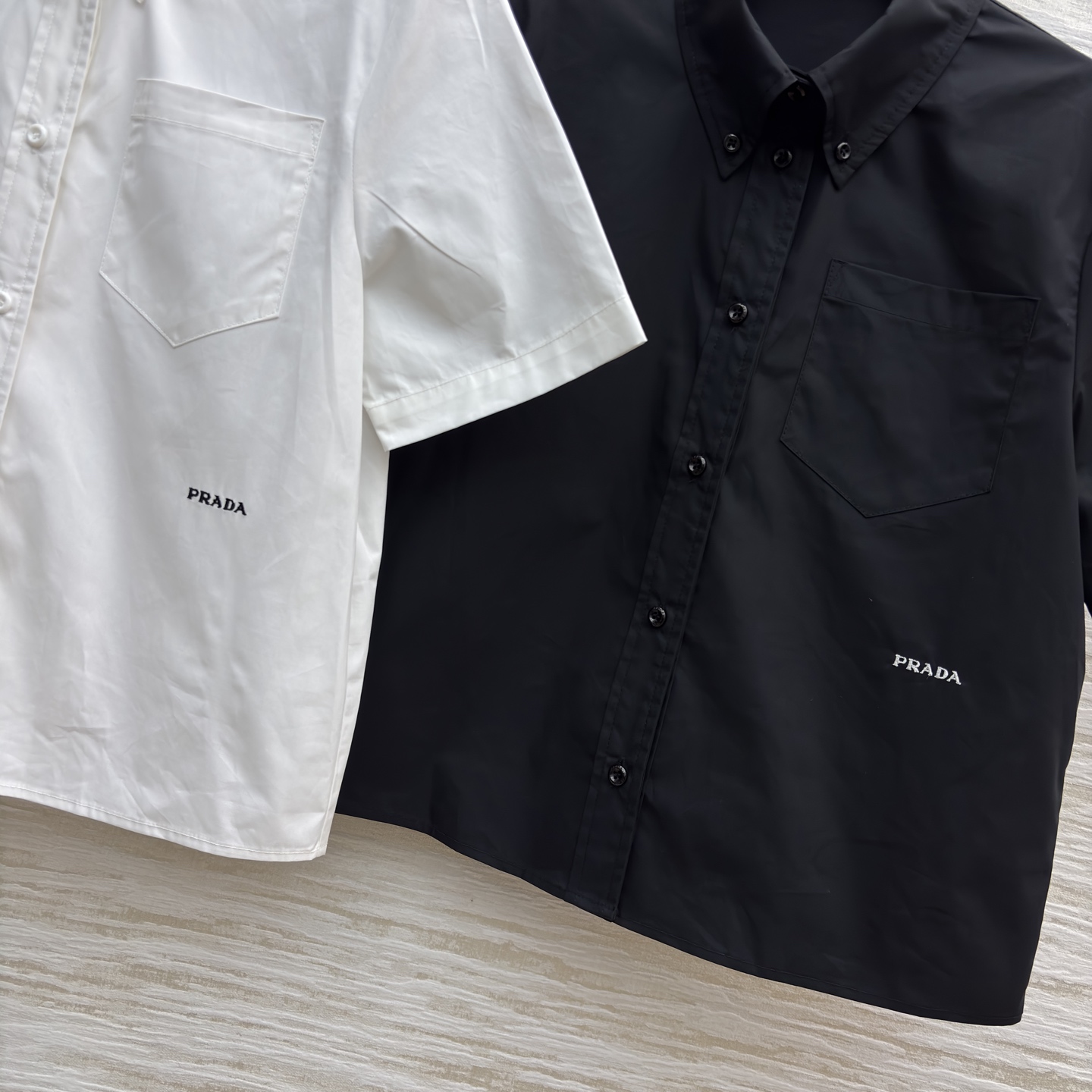 P家短袖衬衫搭配黑色短裙 短袖衬衫翻领单排扣设计 短裙腰间有抽绳设计 两侧有口袋 简约工装风 基础百搭款