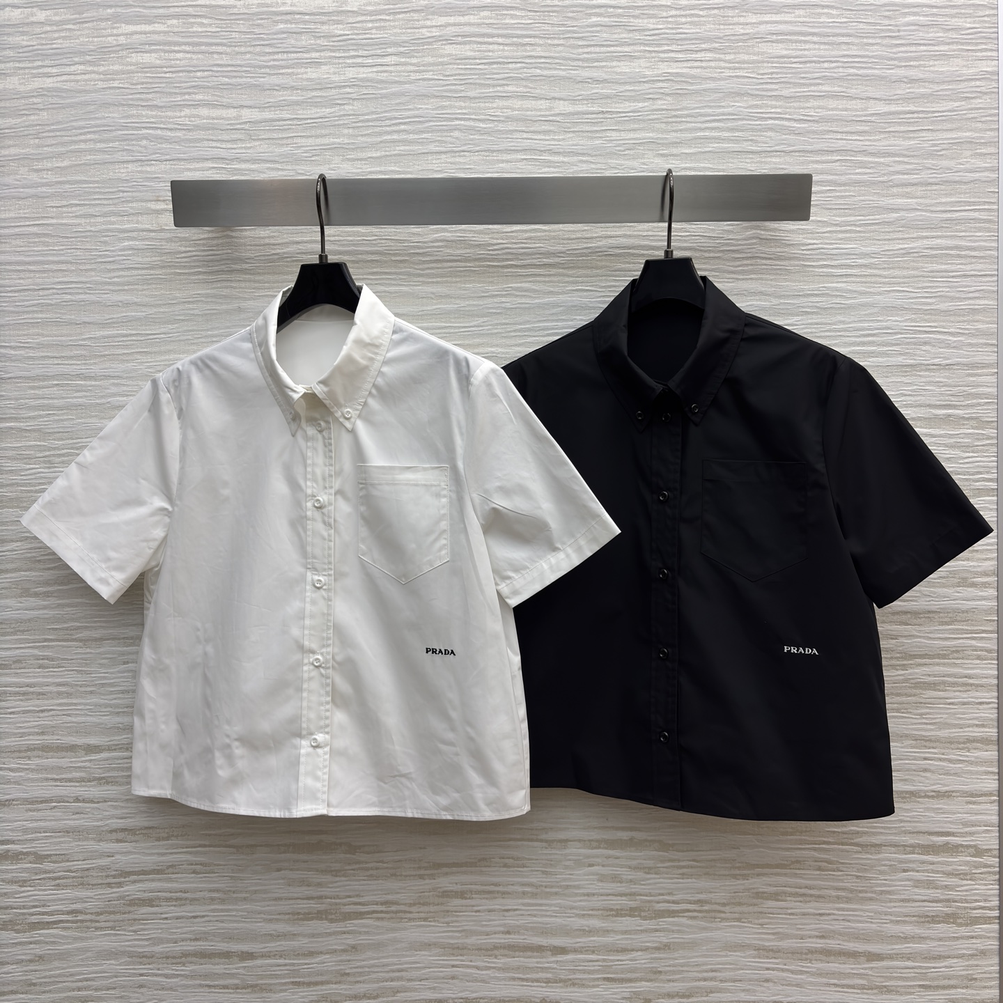 P家短袖衬衫搭配黑色短裙 短袖衬衫翻领单排扣设计 短裙腰间有抽绳设计 两侧有口袋 简约工装风 基础百搭款