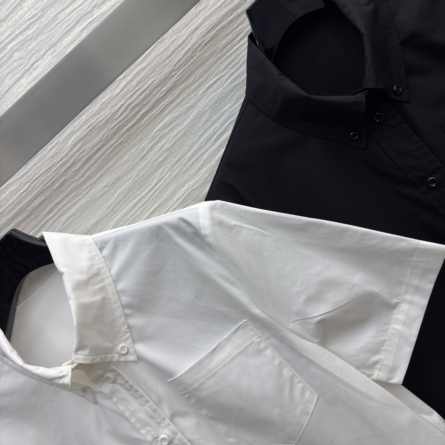 P家短袖衬衫搭配黑色短裙 短袖衬衫翻领单排扣设计 短裙腰间有抽绳设计 两侧有口袋 简约工装风 基础百搭款