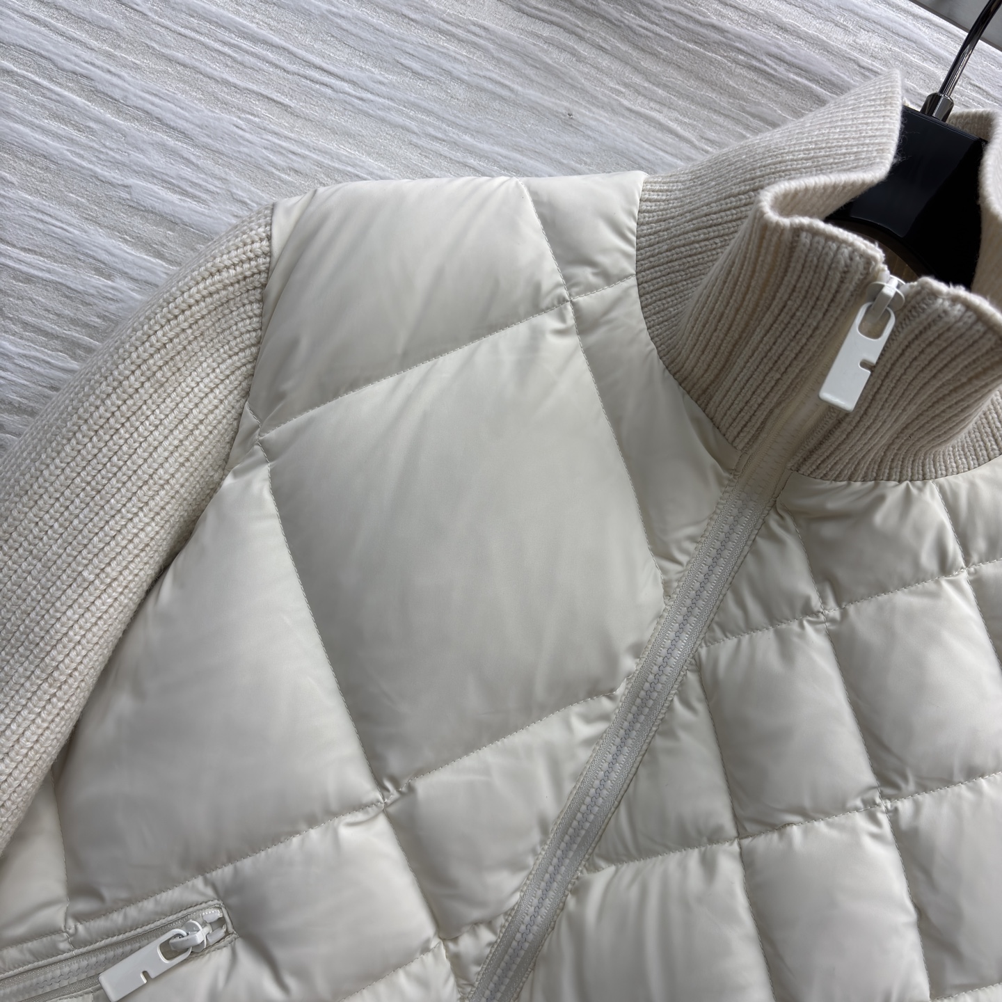 Mo 25秋冬翻领拼接羽绒外套 羊毛袖拼接 鹅绒羽绒填充 暖而不臃肿 日常搭裤装裙装都显贵气 冬天的精致