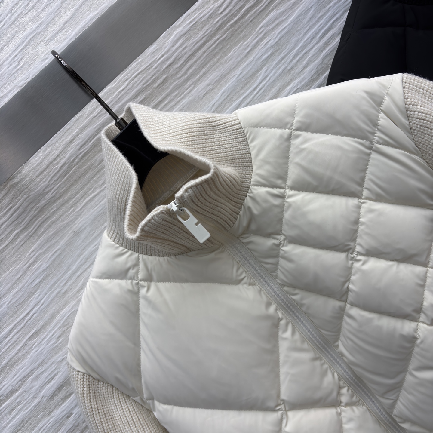 Mo 25秋冬翻领拼接羽绒外套 羊毛袖拼接 鹅绒羽绒填充 暖而不臃肿 日常搭裤装裙装都显贵气 冬天的精致