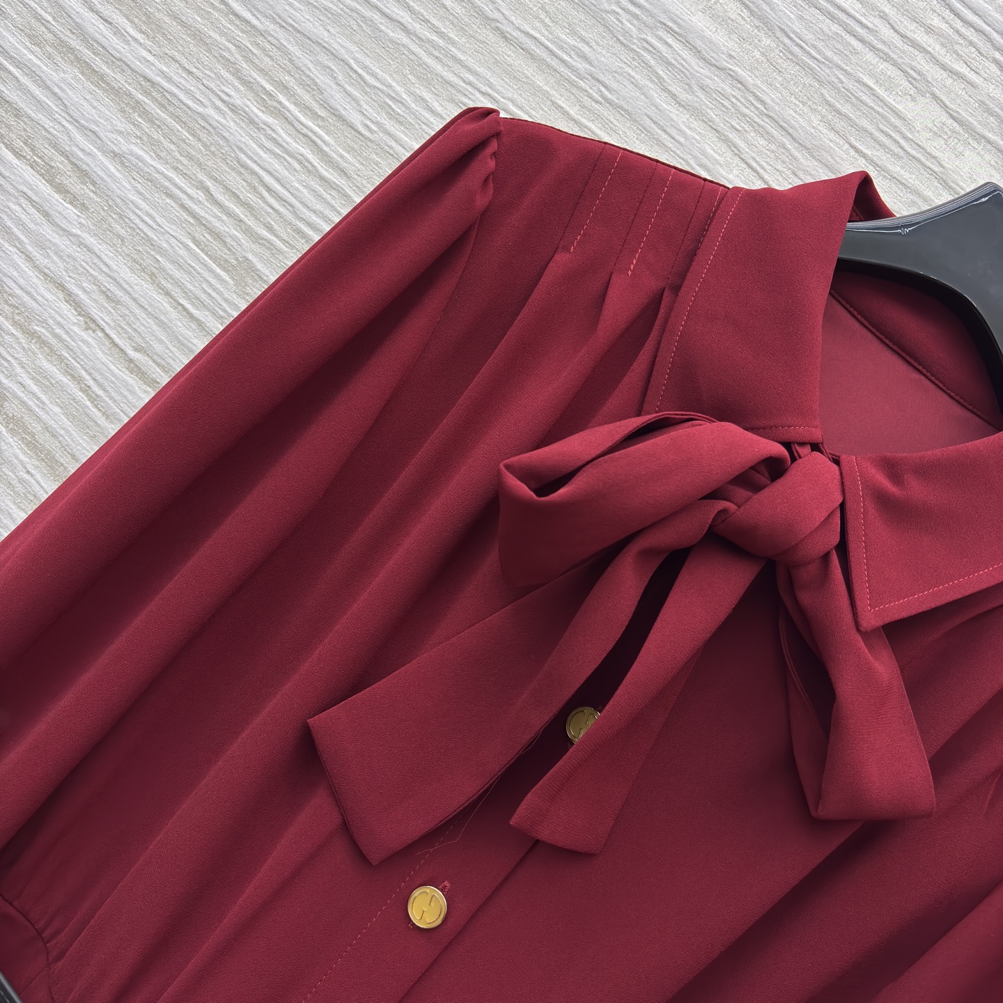 26年早春系列 酒红色翻领泡泡袖连衣裙 收腰压折裙摆 翻领系领带 腰间搭配定制皮腰带 复古酒红长款连衣裙