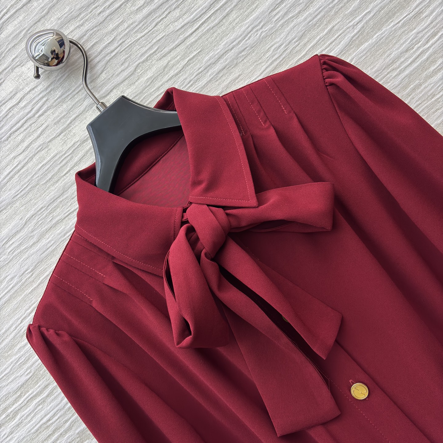 26年早春系列 酒红色翻领泡泡袖连衣裙 收腰压折裙摆 翻领系领带 腰间搭配定制皮腰带 复古酒红长款连衣裙