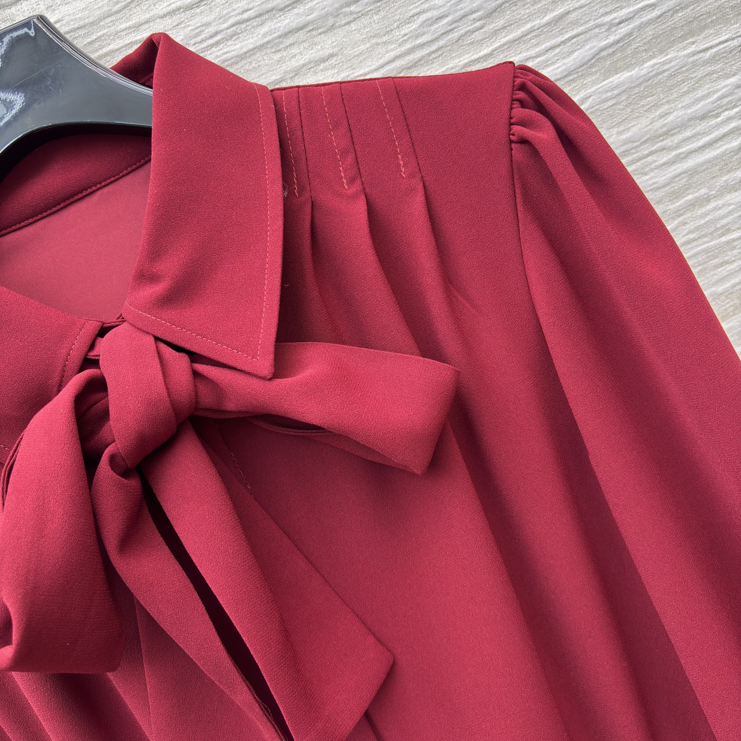 26年早春系列 酒红色翻领泡泡袖连衣裙 收腰压折裙摆 翻领系领带 腰间搭配定制皮腰带 复古酒红长款连衣裙