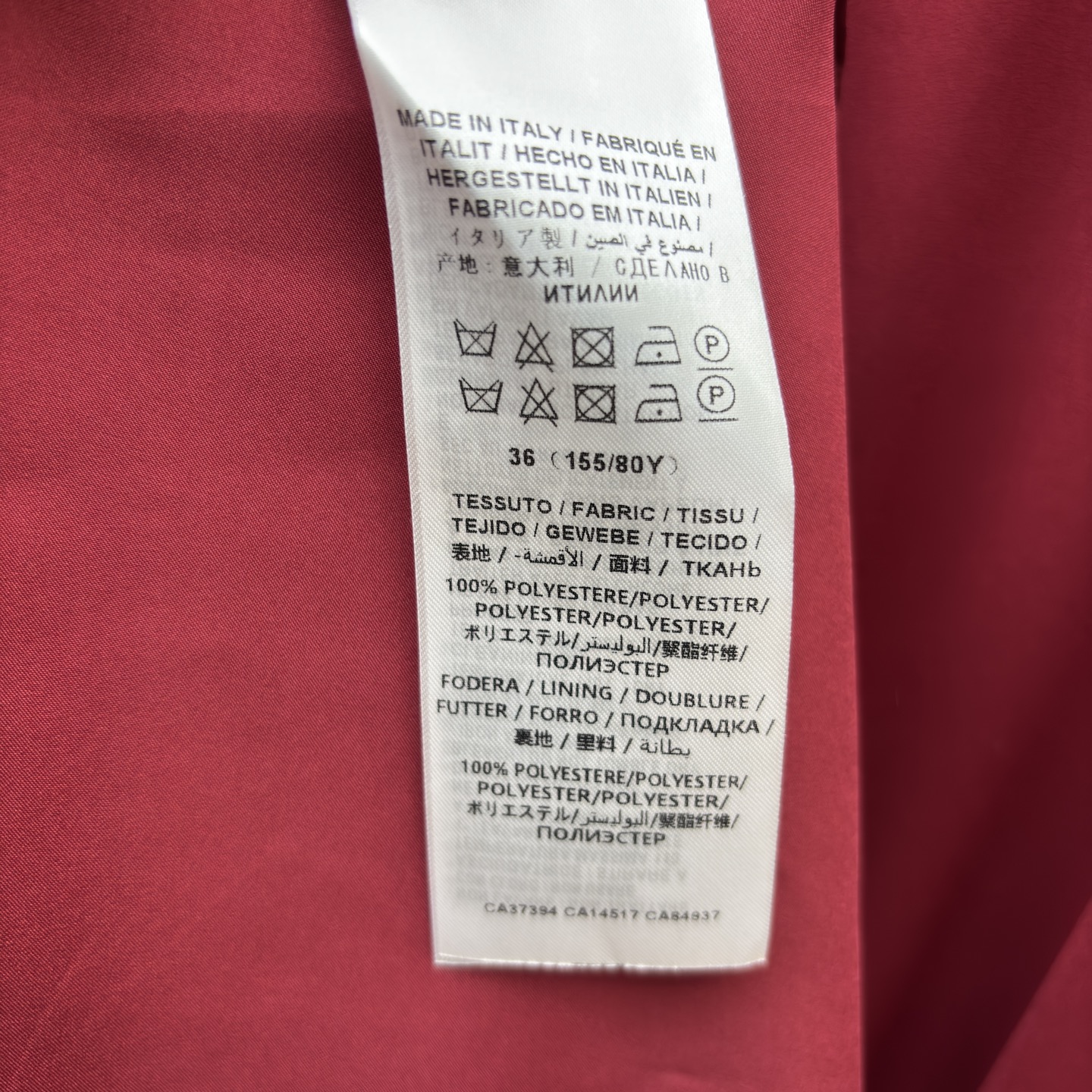 26年早春系列 酒红色翻领泡泡袖连衣裙 收腰压折裙摆 翻领系领带 腰间搭配定制皮腰带 复古酒红长款连衣裙