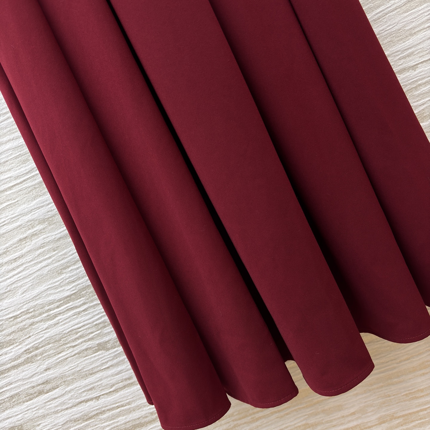 26年早春系列 酒红色翻领泡泡袖连衣裙 收腰压折裙摆 翻领系领带 腰间搭配定制皮腰带 复古酒红长款连衣裙