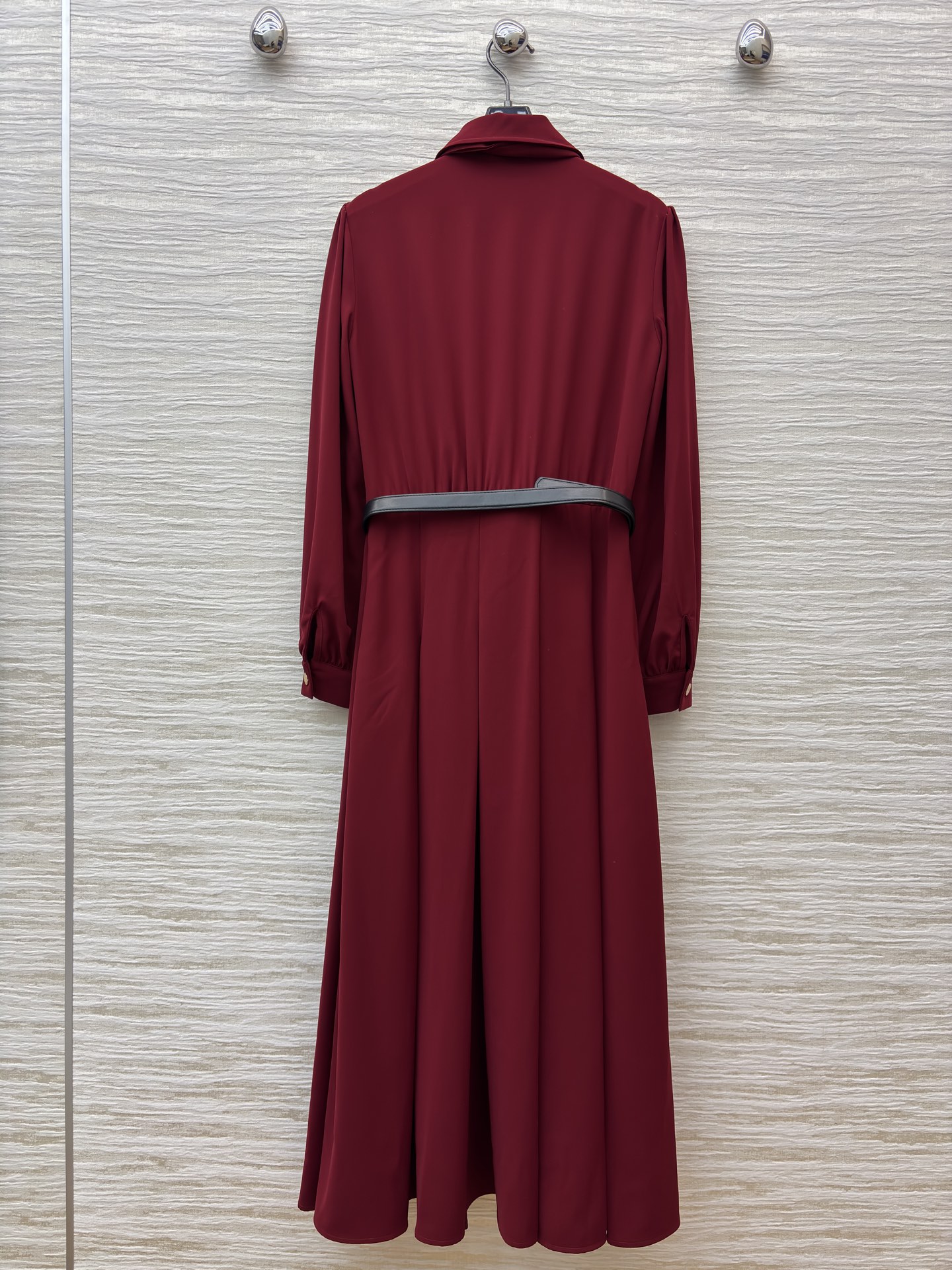 26年早春系列 酒红色翻领泡泡袖连衣裙 收腰压折裙摆 翻领系领带 腰间搭配定制皮腰带 复古酒红长款连衣裙