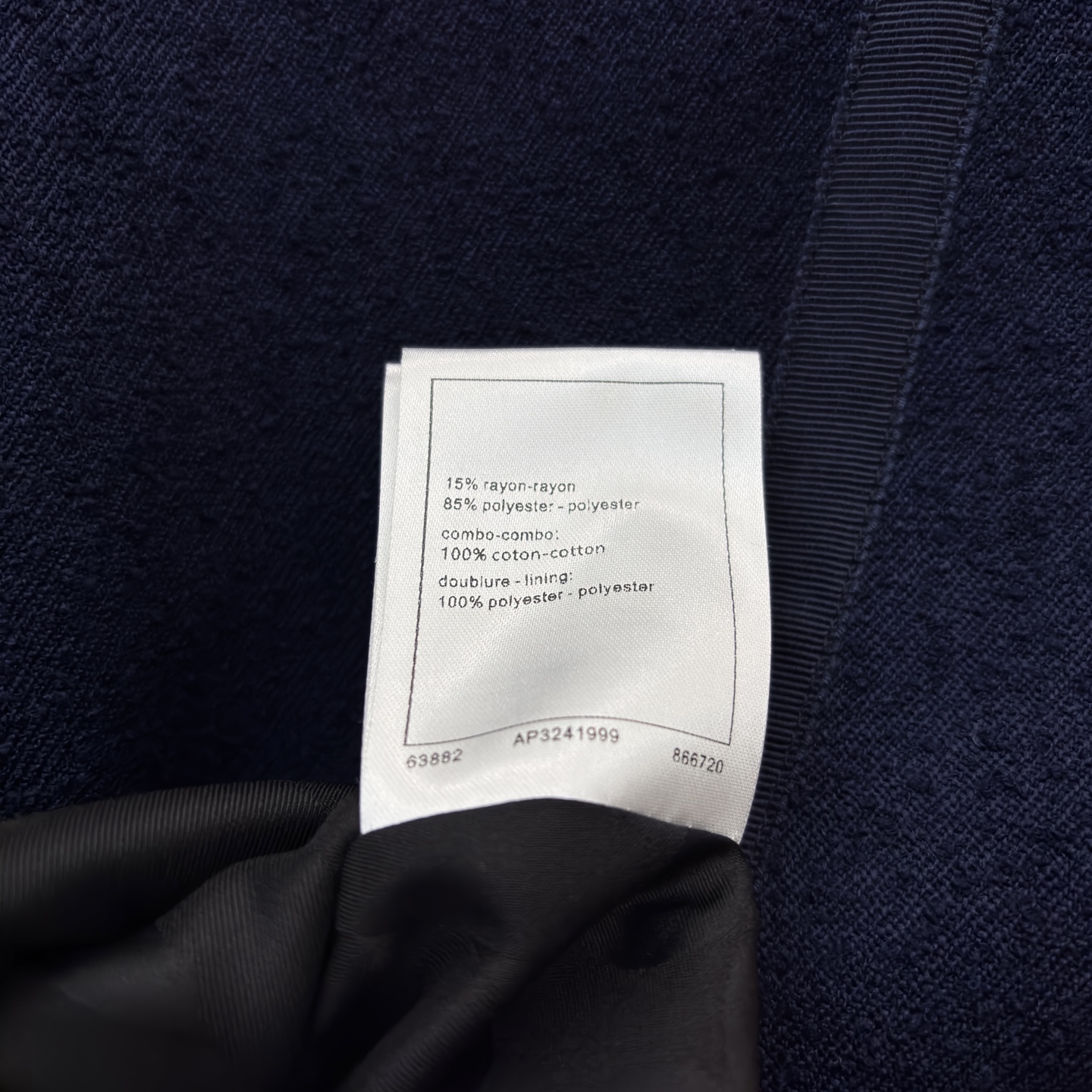 C家 经典粗花呢×丹宁拼接 混搭美学 金色金属纽扣点缀还原品牌标志性精致细节 V领剪裁+立体口袋优雅与实